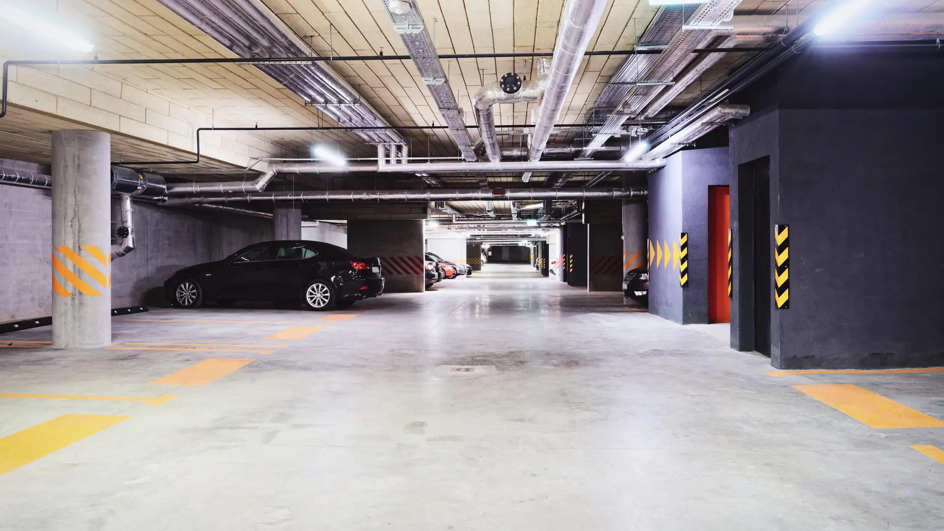 Garaje subterraneo de coches que representa el como declarar en la declaracion de la renta el alquiler de un garaje