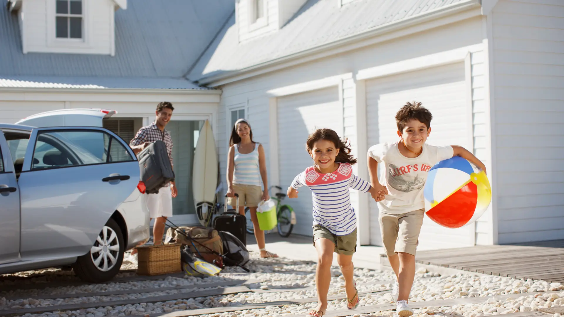Familia llegando a vivienda vacacional alquilada Familia llegando a vivienda vacacional alquilada