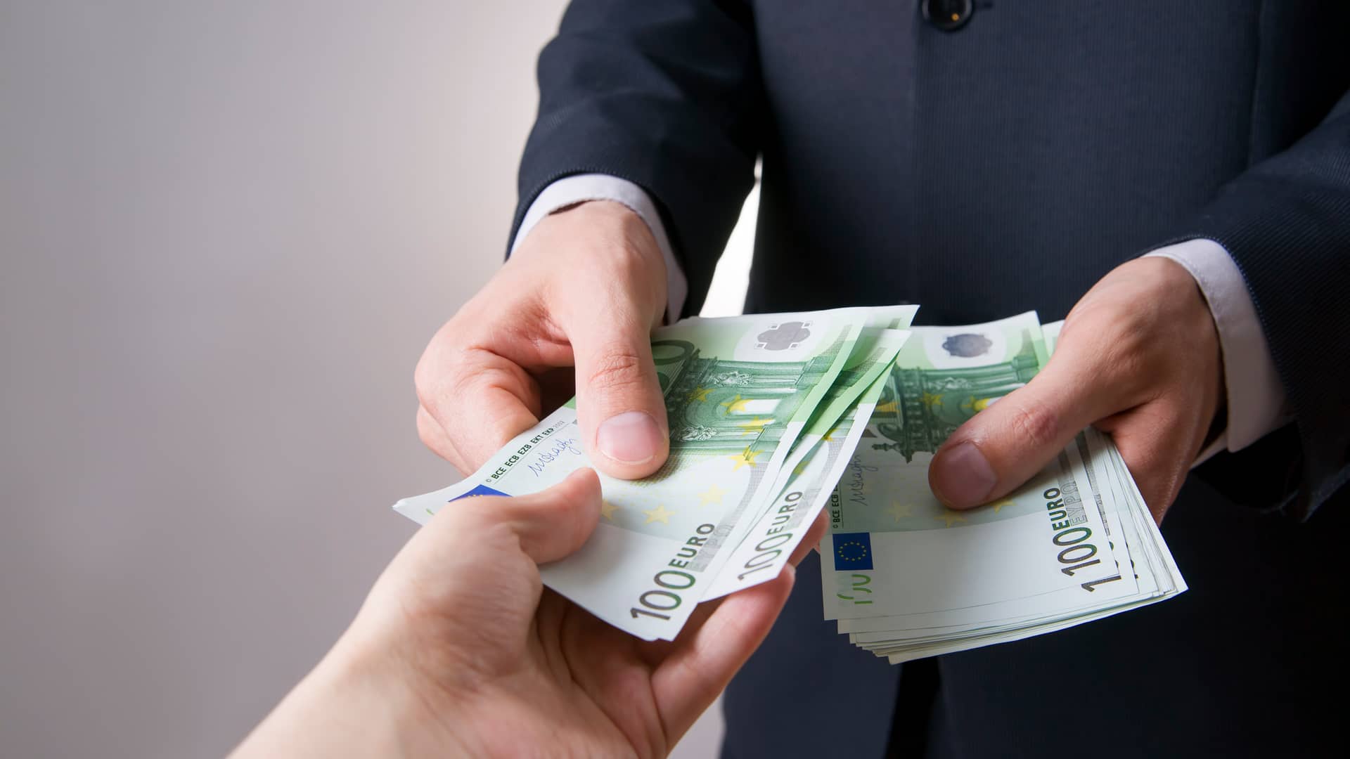 Hombre recibiendo ingresos extra por el trabajo bien realizado Hombre recibiendo ingresos extra por el trabajo bien realizado