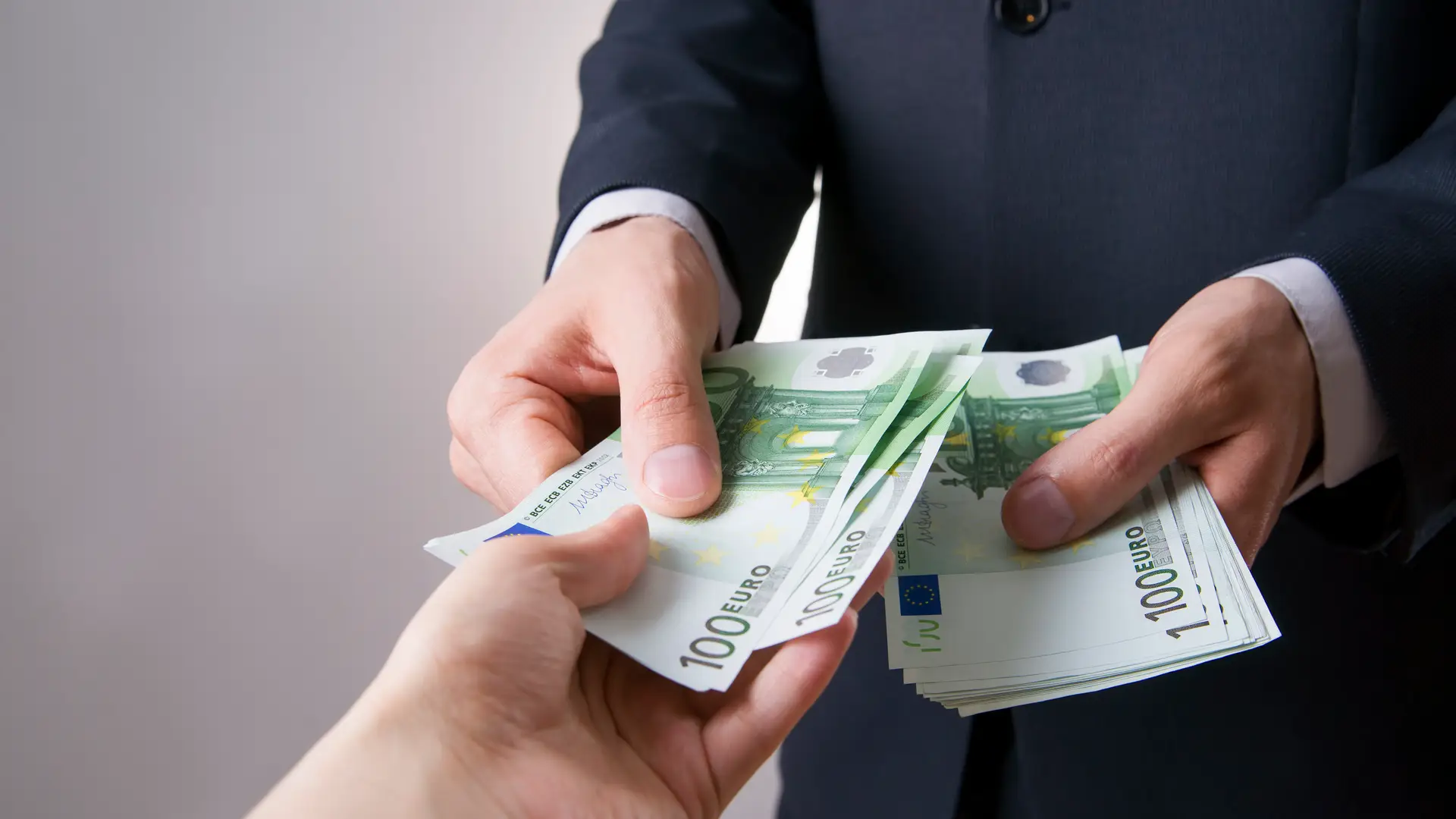 Hombre recibiendo ingresos extra por el trabajo bien realizado Hombre recibiendo ingresos extra por el trabajo bien realizado