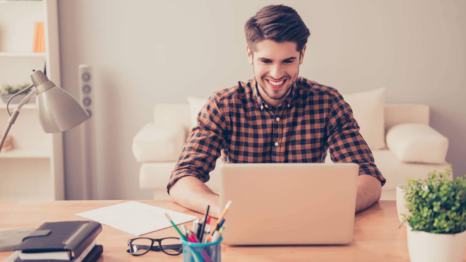 Joven actualizando datos domicilio fiscal Joven actualizando datos domicilio fiscal