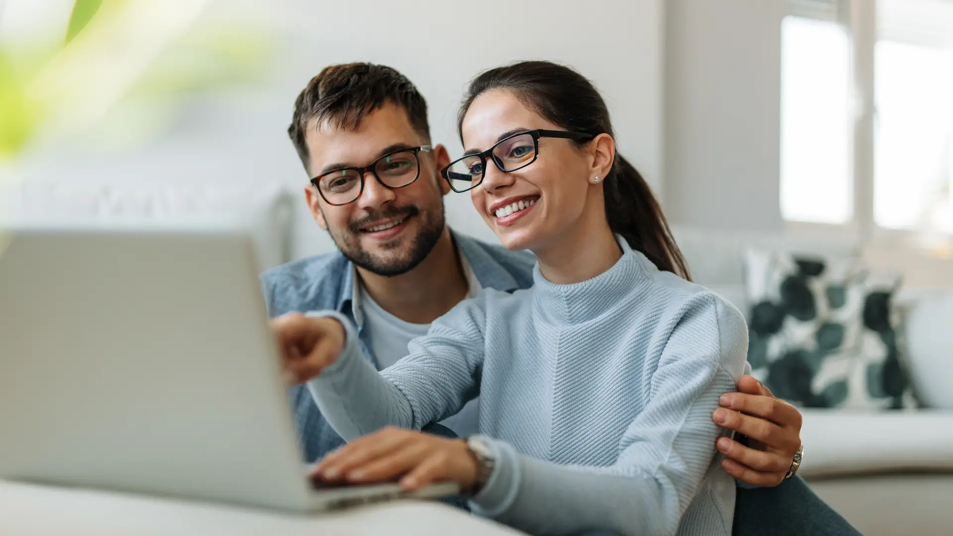 Una pareja joven revisando en el ordenador como hacer la declaracion si son pareja de hecho Una pareja joven revisando en el ordenador como hacer la declaracion si son pareja de hecho