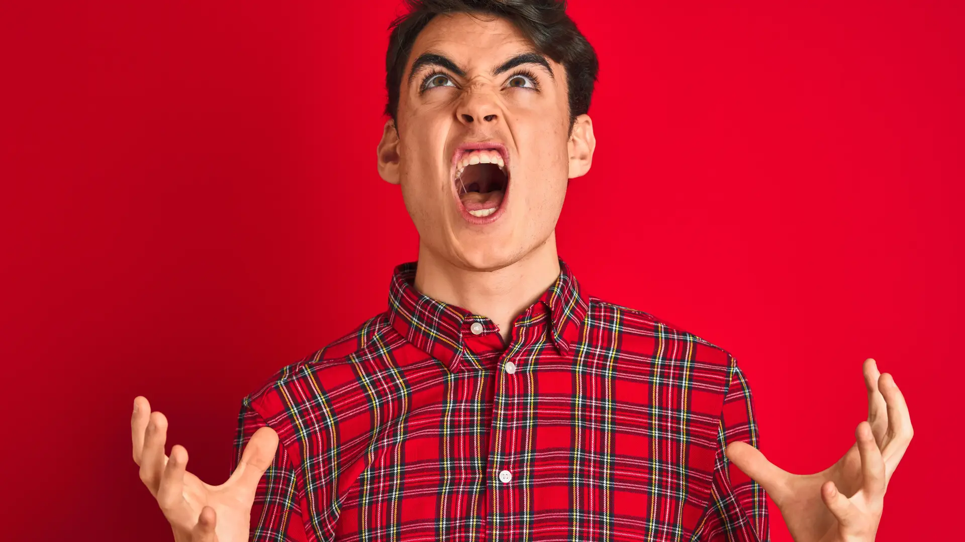 Joven enfadado porque ha visto en su cuenta un cargo indebido