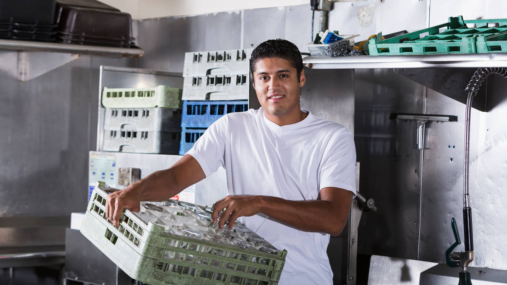 Joven trabajando en restaurante por el salario mínimo interprofesional Joven trabajando en restaurante por el salario mínimo interprofesional