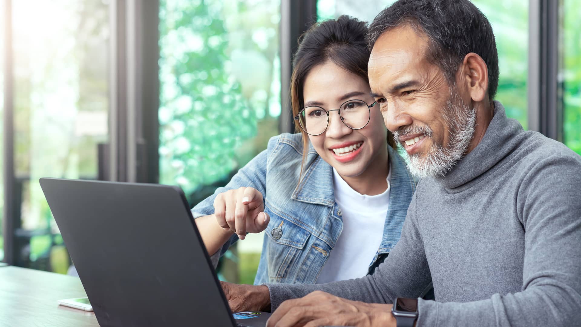 Hija enseñando a su padre la vivienda que se va a comprar con el dinero que le ha dado