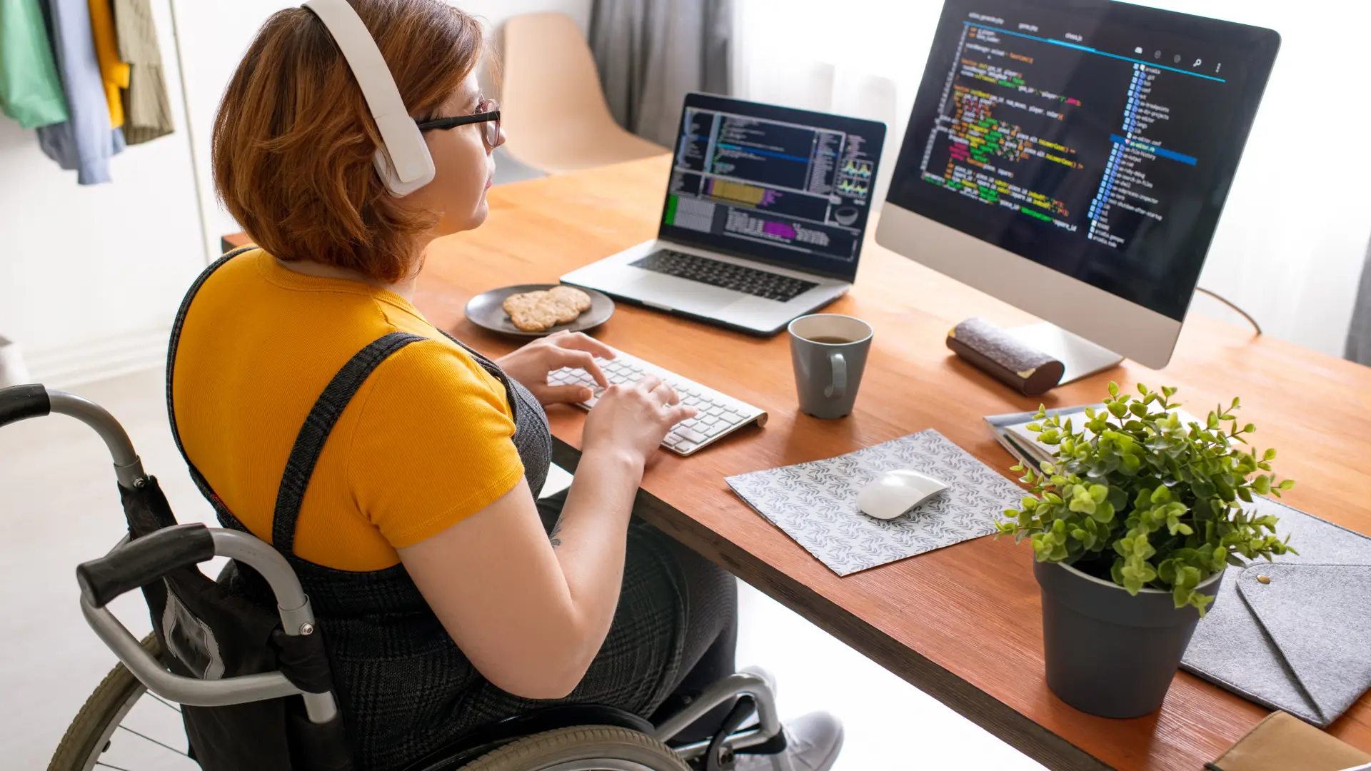 Mujer con discapacidad trabajando la cual tiene una exención de impuestos por discapacidad Mujer con discapacidad trabajando la cual tiene una exención de impuestos por discapacidad