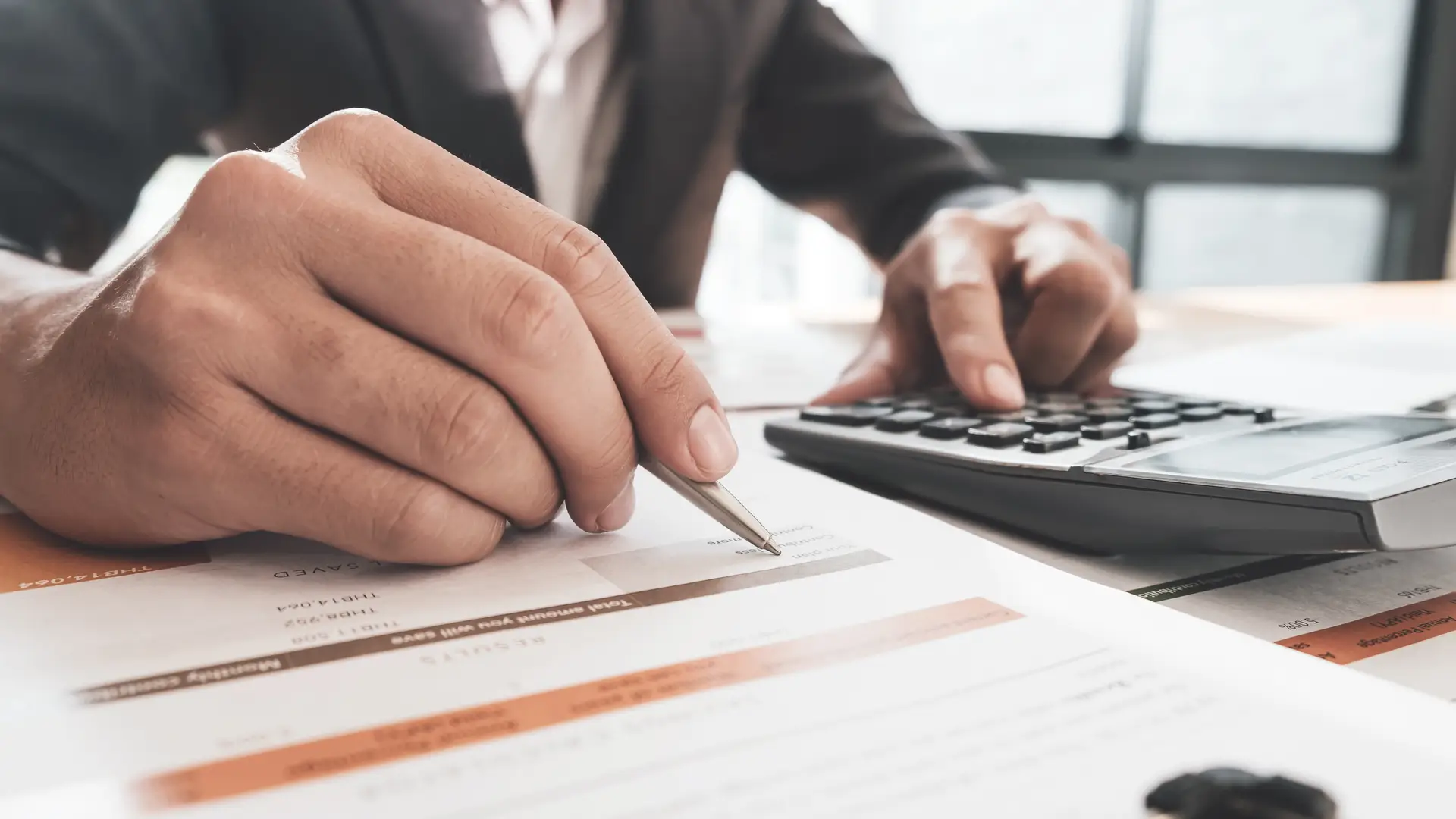 Hombre calculando los impuestos a las pymes Hombre calculando los impuestos a las pymes