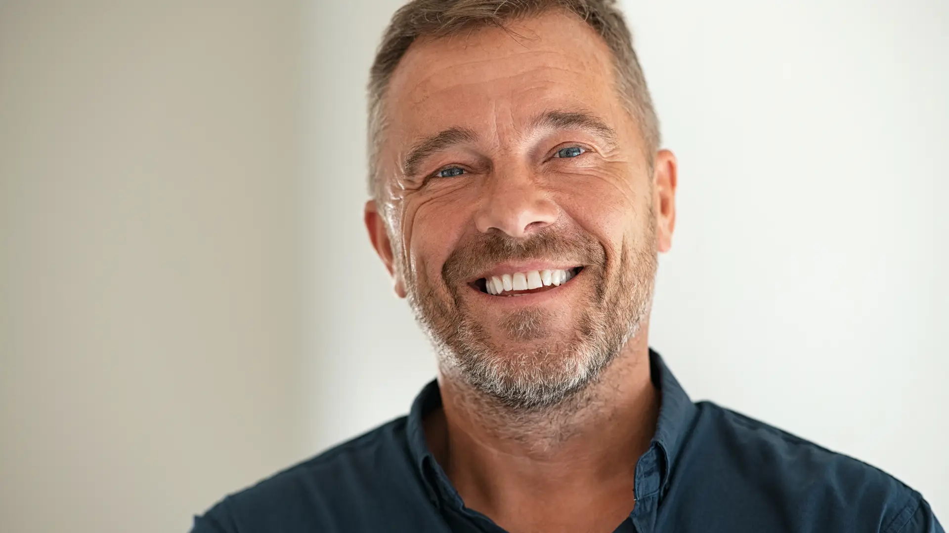 Hombre sonriente el cual recibe una renta vitalicia Hombre sonriente el cual recibe una renta vitalicia