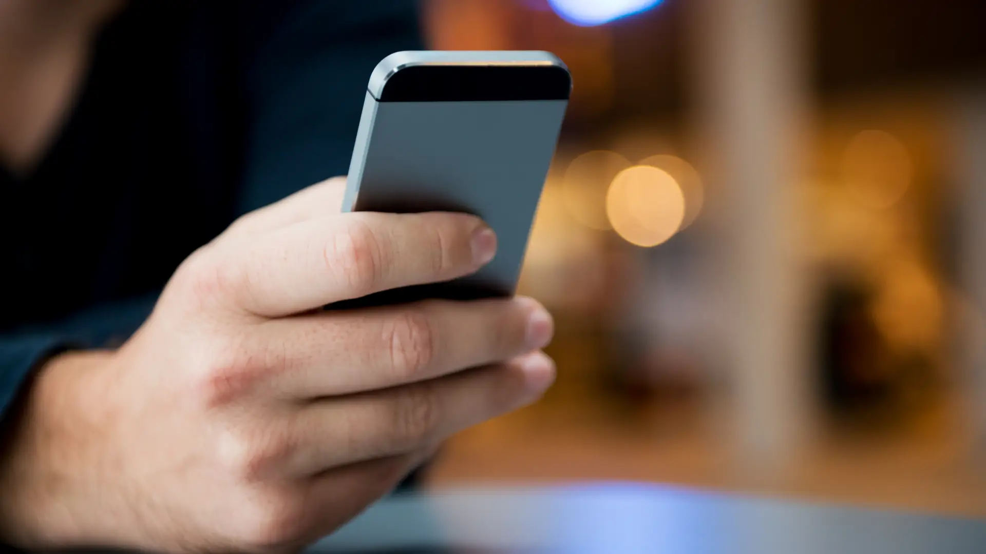 Joven usando app de invertir con su smartphone Joven usando app de invertir con su smartphone