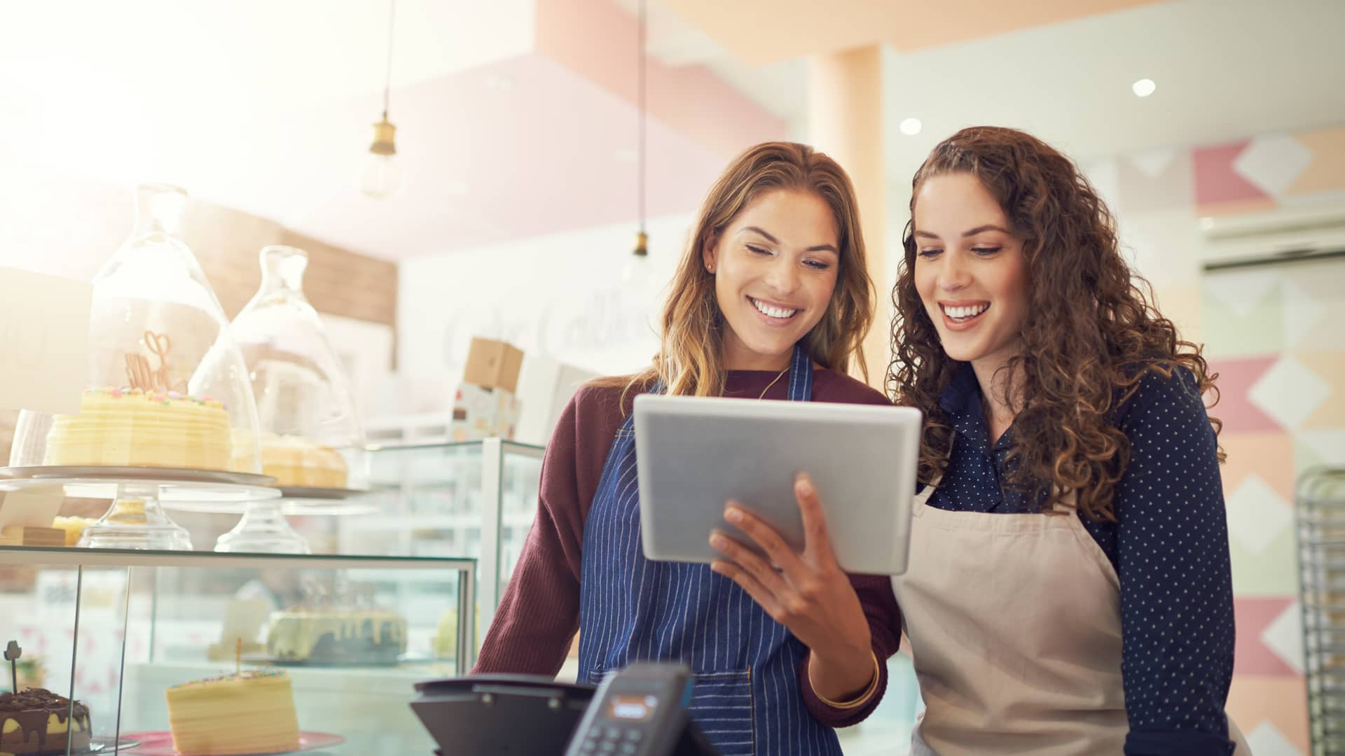 Empresarias descubriendo startups de las pymes en su tablet