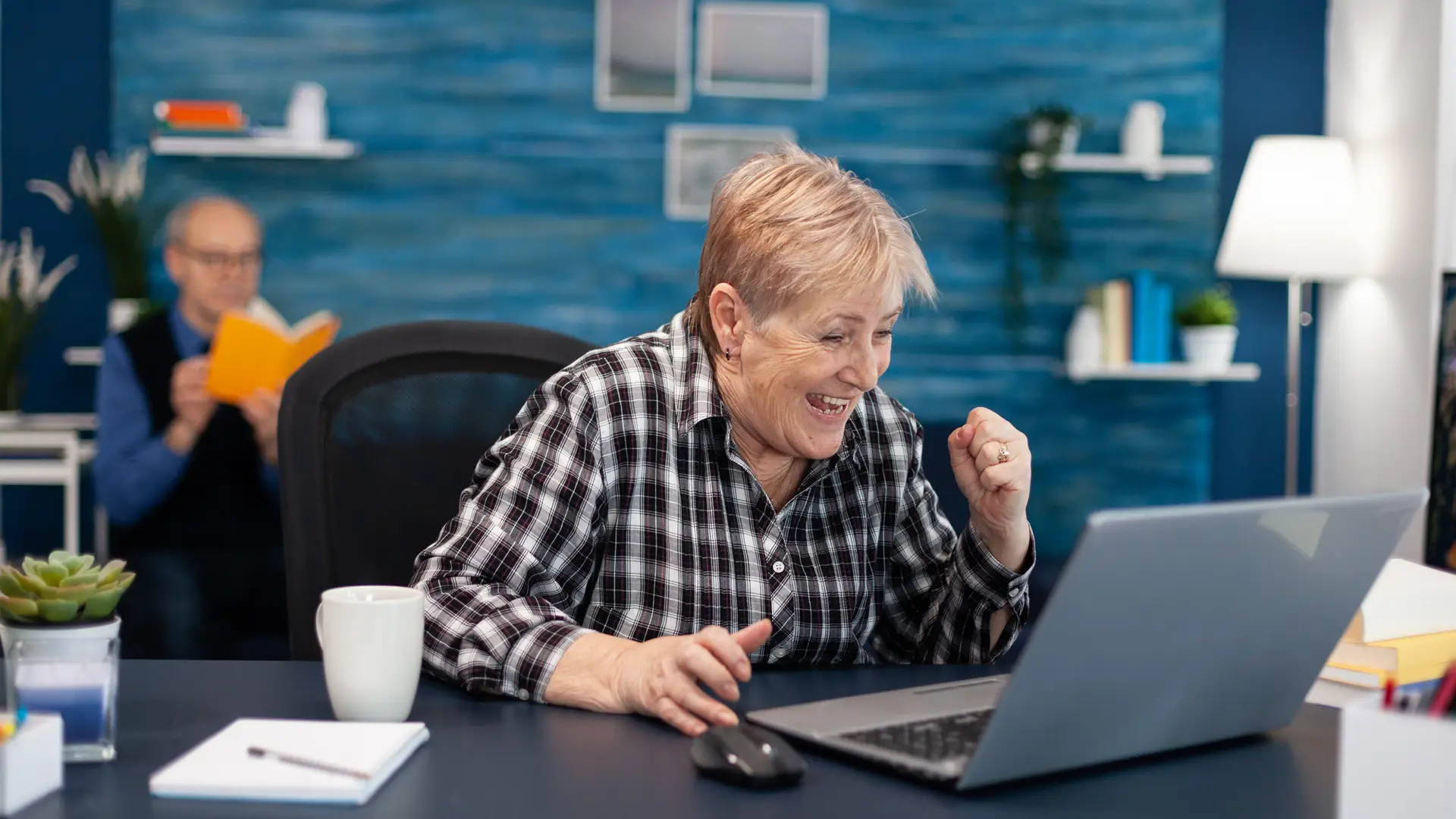 Mujer sonrie mientras investiga sobre la posibilidad de solicitar la jubiliación mientras cobra el paro Mujer sonrie mientras investiga sobre la posibilidad de solicitar la jubiliación mientras cobra el paro