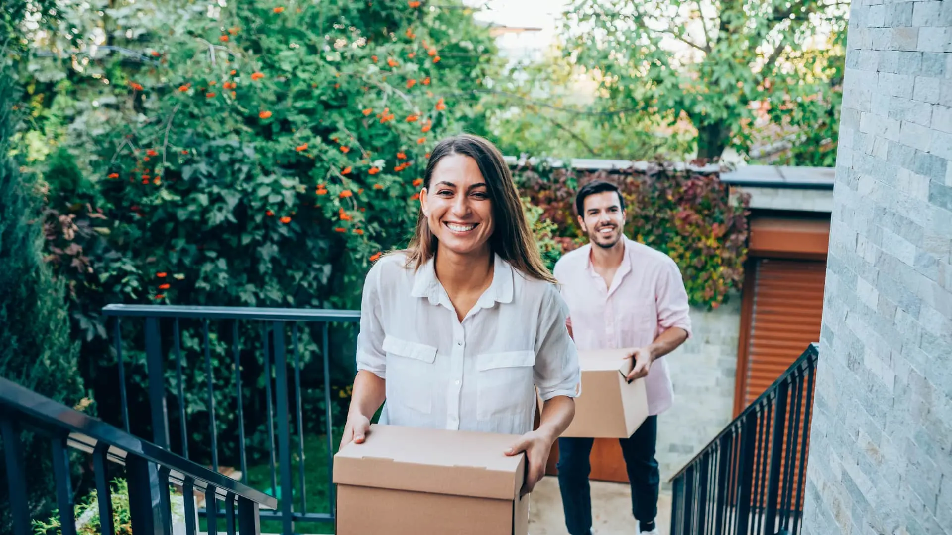 Pareja mudandose a su nueva vivienda antes de vender su vivienda habitual Pareja mudandose a su nueva vivienda antes de vender su vivienda habitual