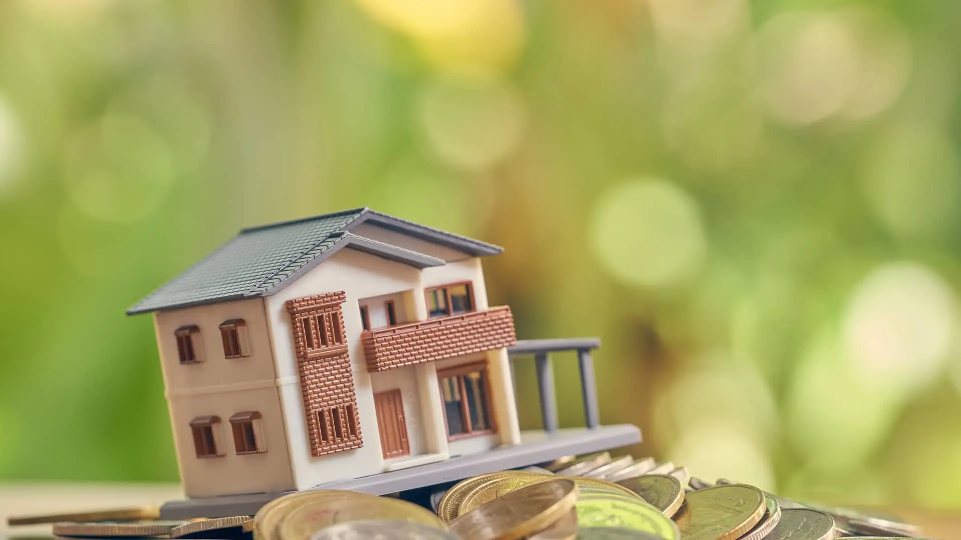 Casa de juguete inclinada sobre una montaña de monedas representa la posible influencia sobre el mercado de un gran tenedor de viviendas Casa de juguete inclinada sobre una montaña de monedas representa la posible influencia sobre el mercado de un gran tenedor de viviendas