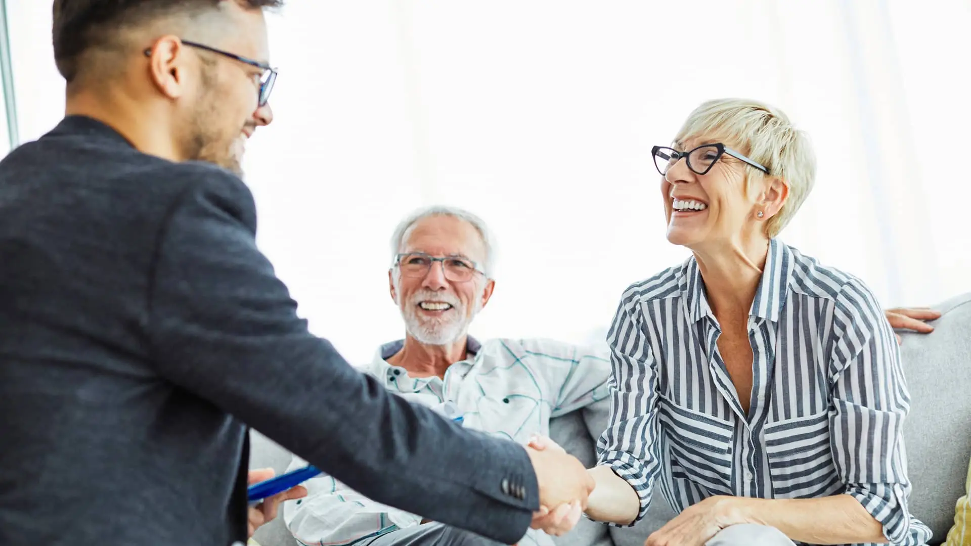 Pareja con su asesor realizando preguntas sobre como legalizar suelo rústico Pareja con su asesor realizando preguntas sobre como legalizar suelo rústico