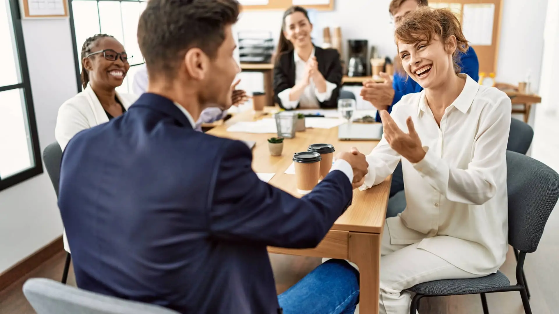 Apretón de manos tras llegar a un acuerdo de negociación por el precio de la vivienda Apretón de manos tras llegar a un acuerdo de negociación por el precio de la vivienda