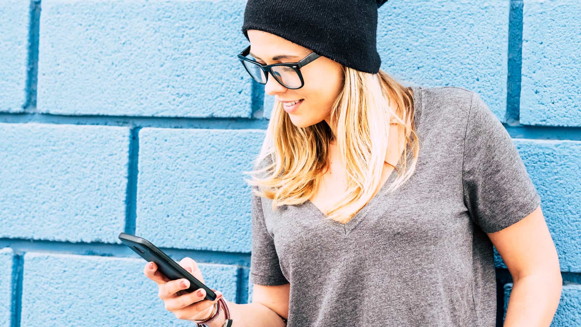 Una persona con su smartphone en la mano representa el envío de dinero por el móvil como hace Bizum