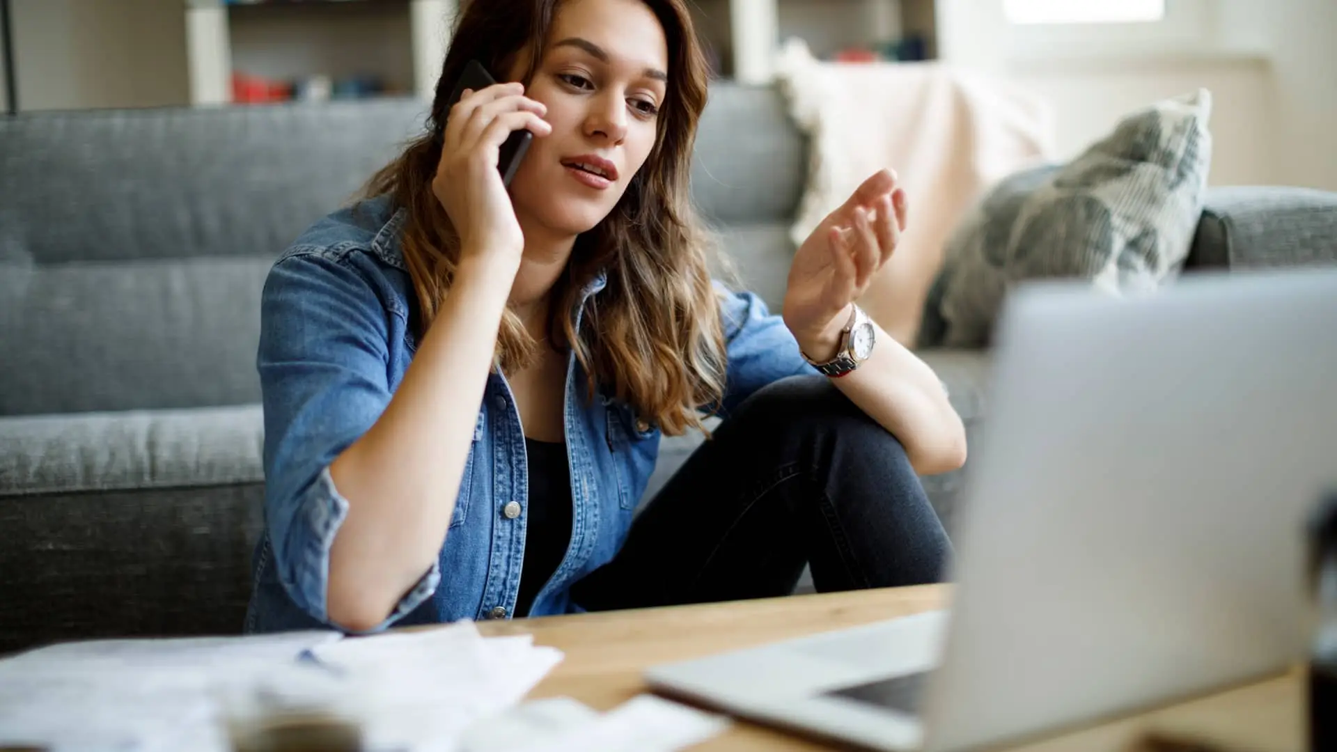Mujer teletrabajando hablando con su compañero sobre la comparativa de los neobancos Mujer teletrabajando hablando con su compañero sobre la comparativa de los neobancos