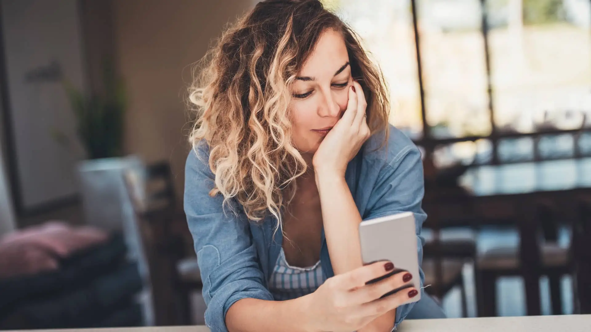 Persona leyendo sobre neobancos en su smartphone Persona leyendo sobre neobancos en su smartphone