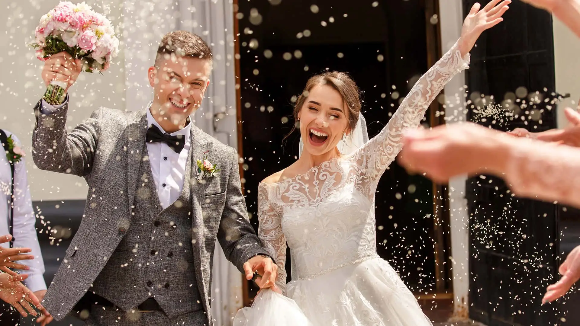 Jovenes recien casados representan cuentas boda Jovenes recien casados representan cuentas boda