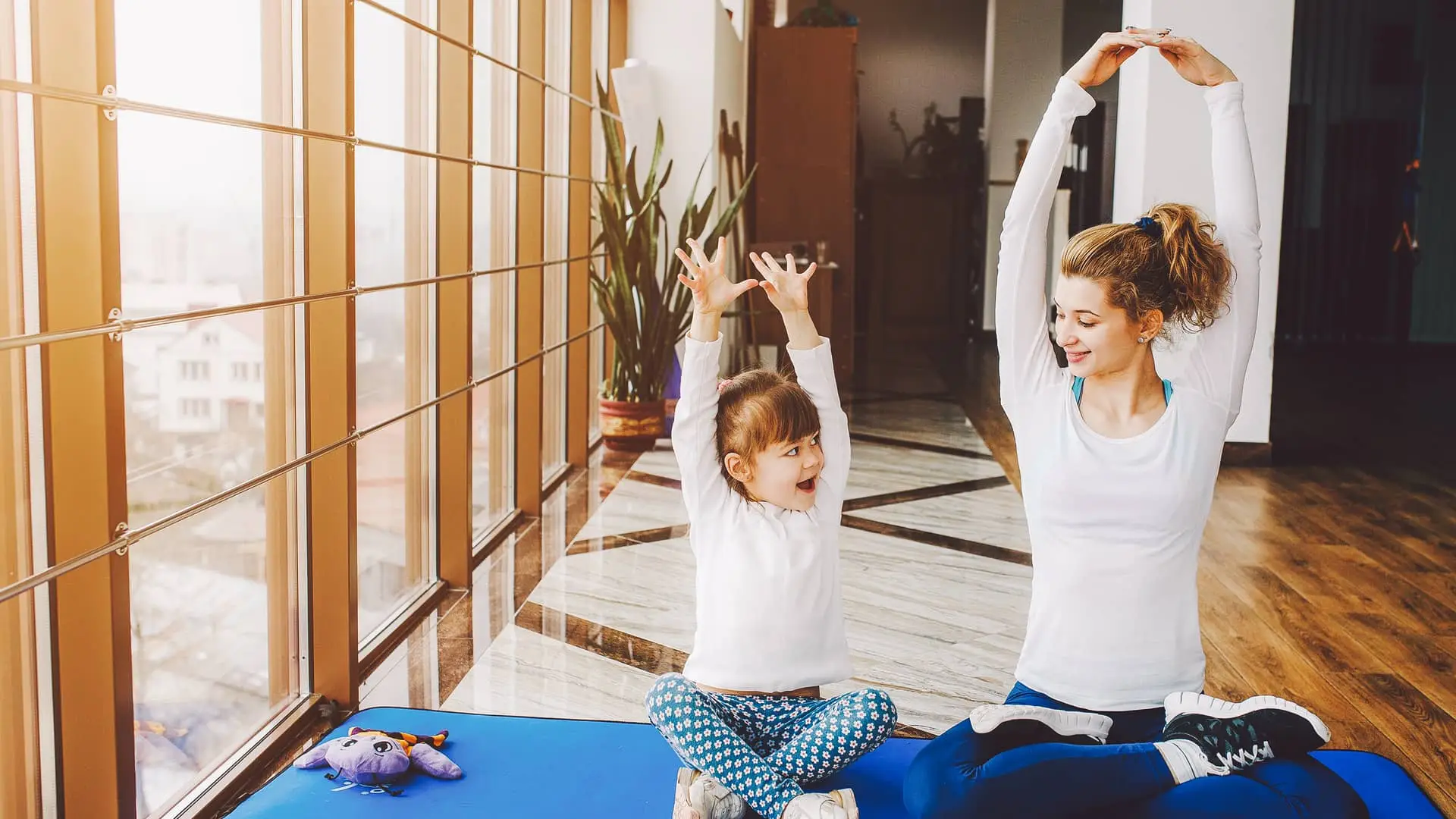 Madre e hija haciendo relajadas tras cerrar cuenta en caixabank Madre e hija haciendo relajadas tras cerrar cuenta en caixabank