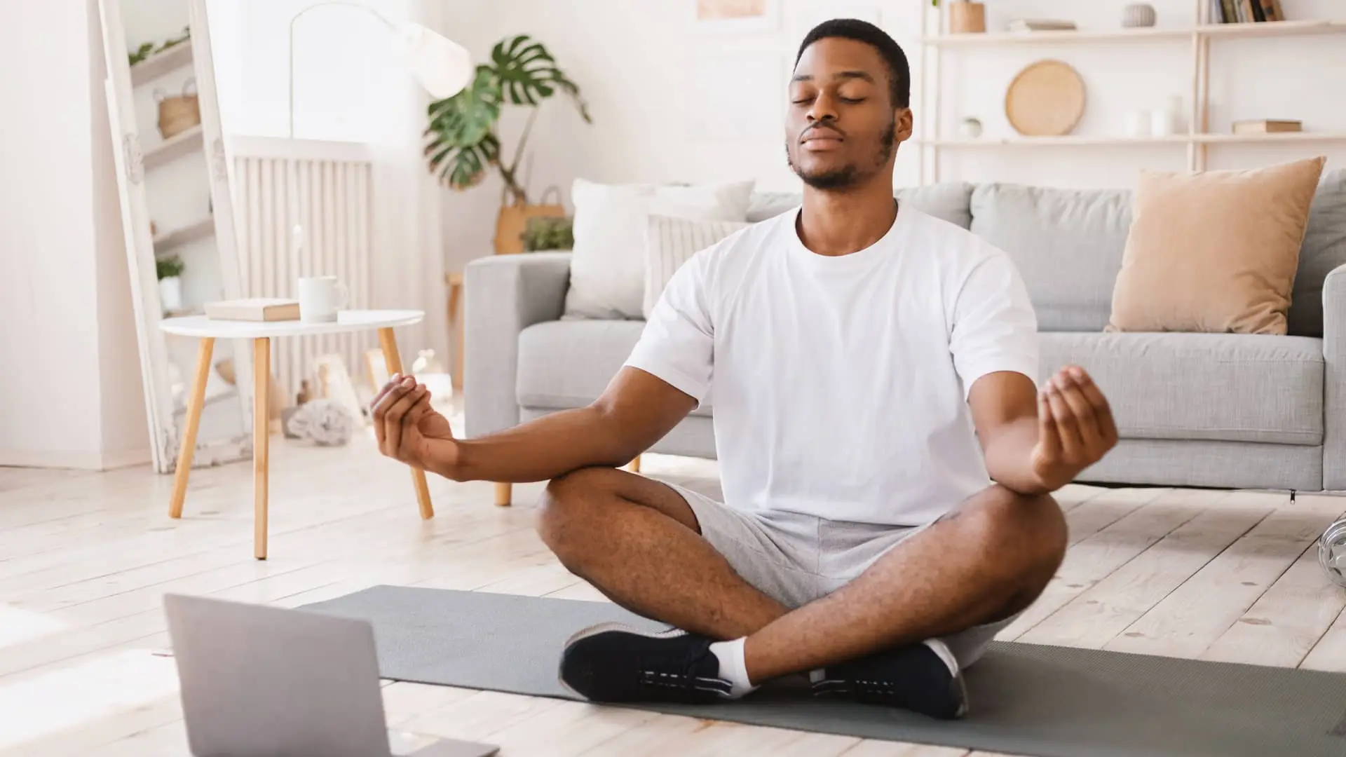 Hombre haciendo yoga tras conseguir cerrar cuenta en evo banco Hombre haciendo yoga tras conseguir cerrar cuenta en evo banco