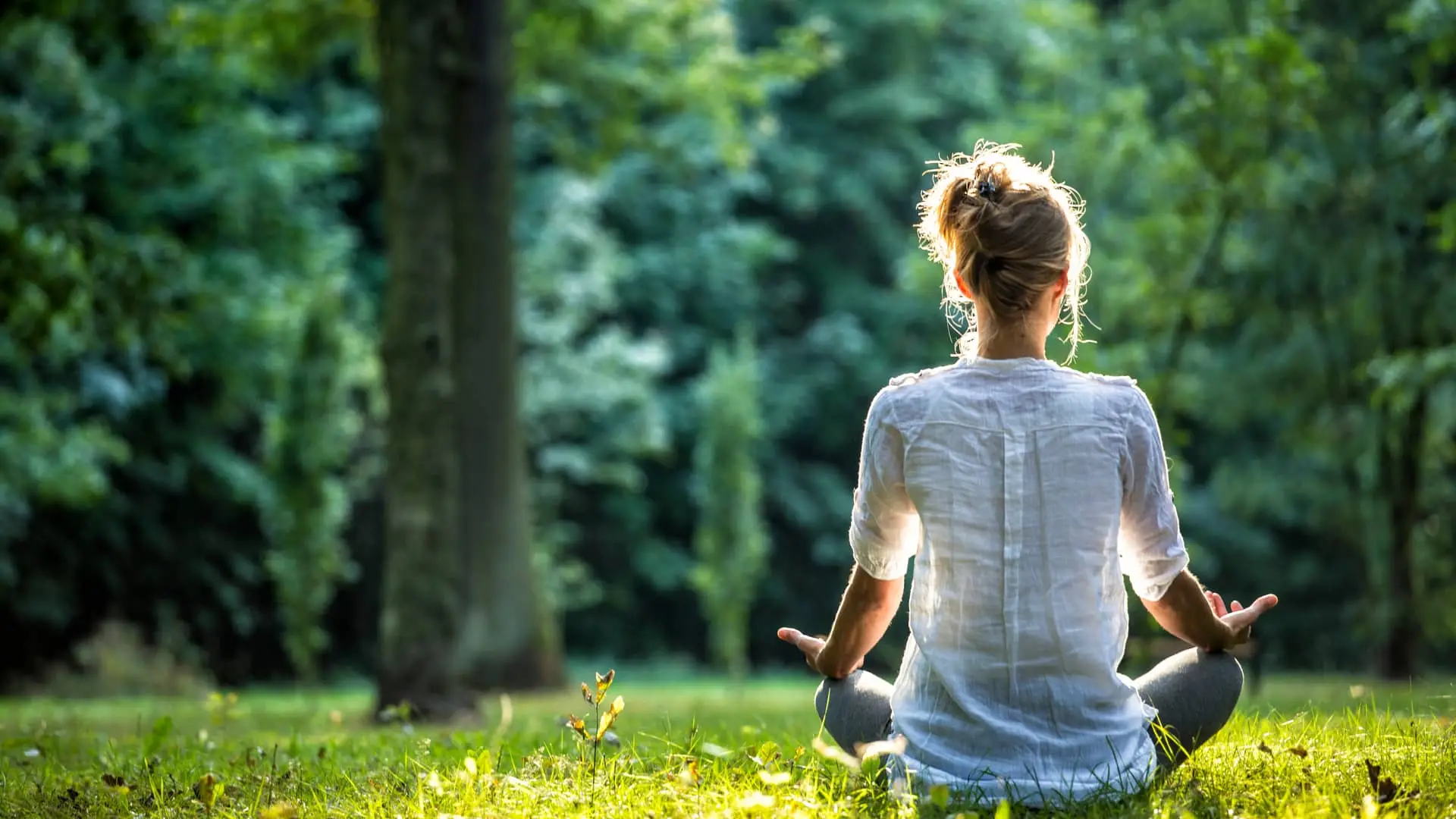 Mujer practicando yogas tras conseguir cerrar cuenta unicaja Mujer practicando yogas tras conseguir cerrar cuenta unicaja