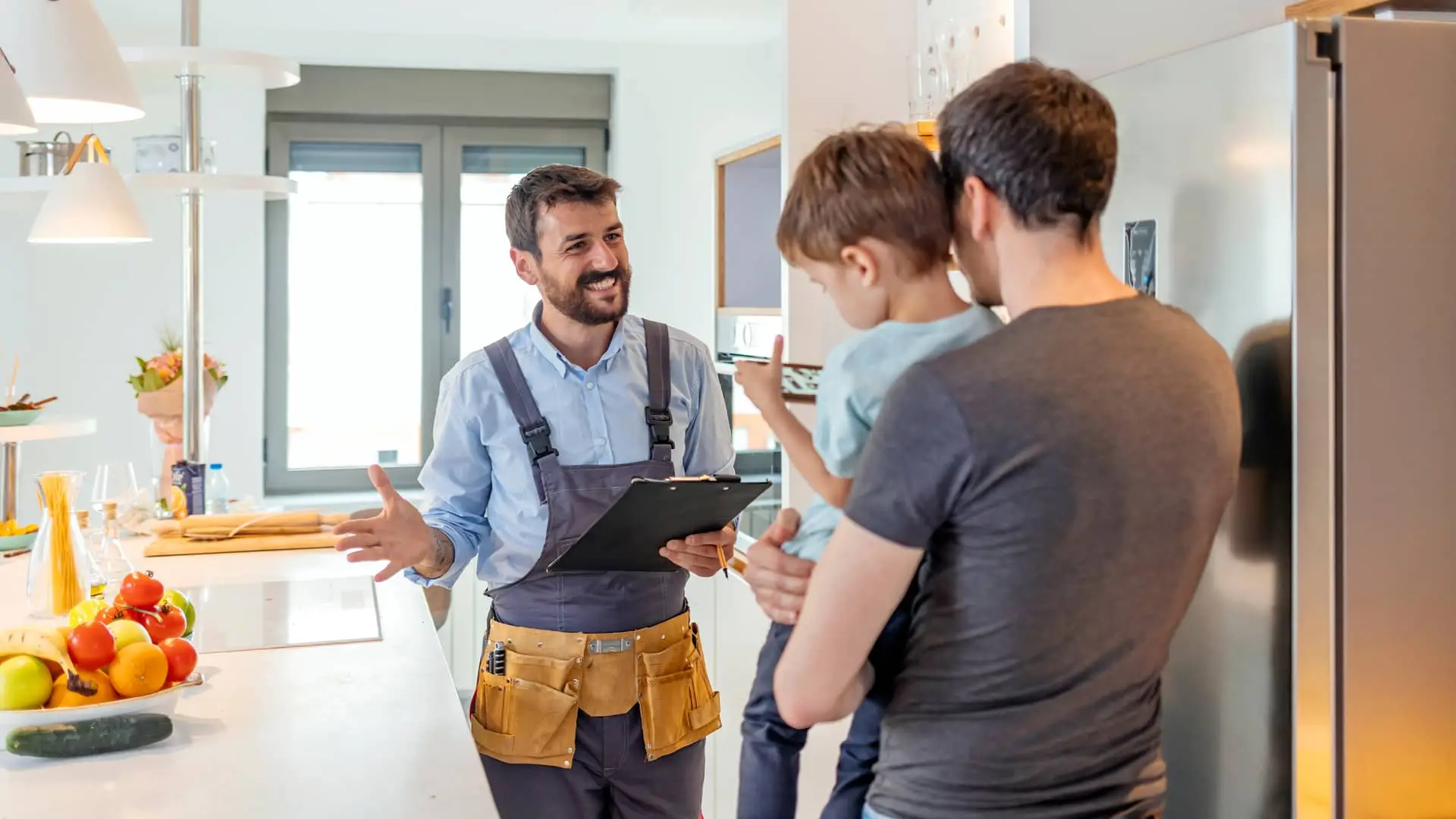 Experto en mantenimiento del hogar dando consejos a familia simboliza comisiones mantenimiento Experto en mantenimiento del hogar dando consejos a familia simboliza comisiones mantenimiento