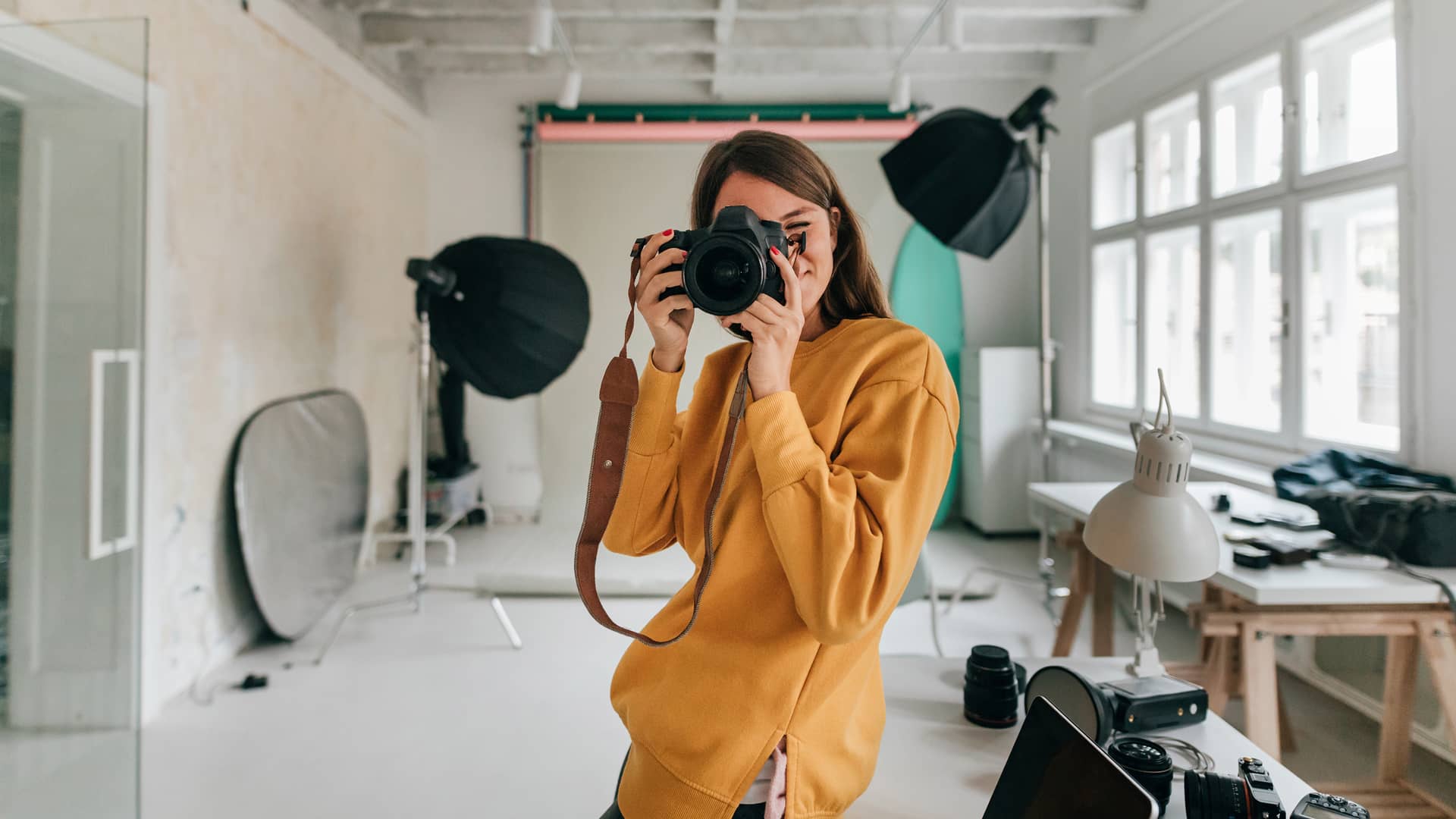 Fotógrafa trabajando en un estudio simboliza cuentas autónomos