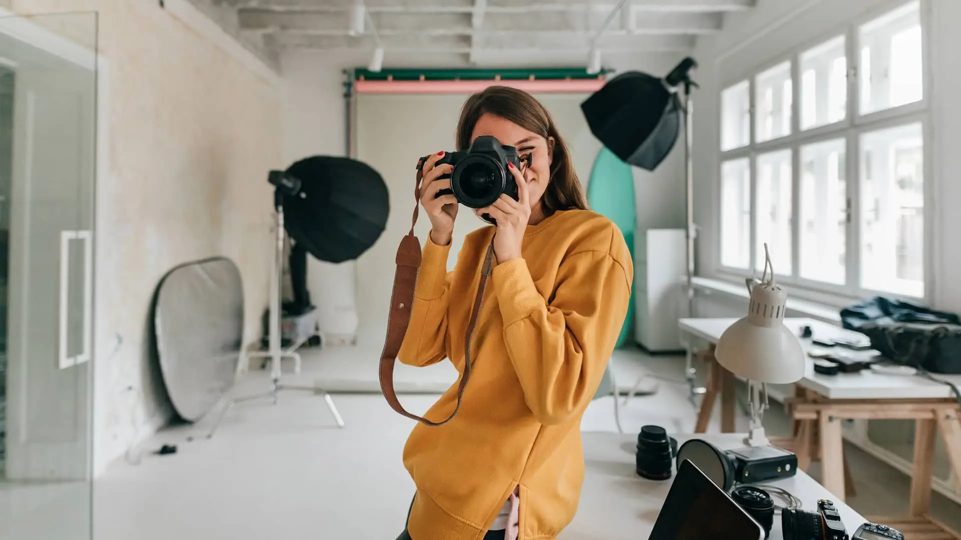 Fotógrafa trabajando en un estudio simboliza cuentas autónomos Fotógrafa trabajando en un estudio simboliza cuentas autónomos