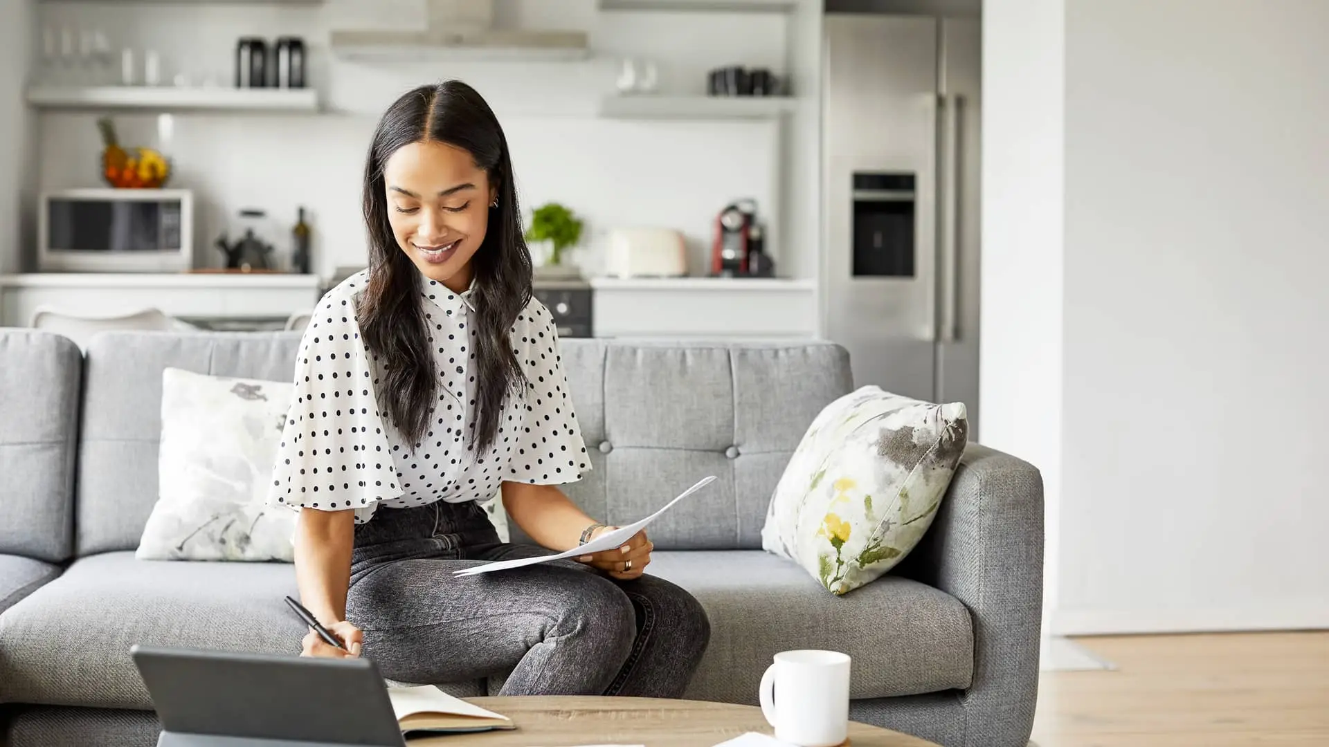 Mujer revisando facturas cobradas en su cuenta joven Mujer revisando facturas cobradas en su cuenta joven