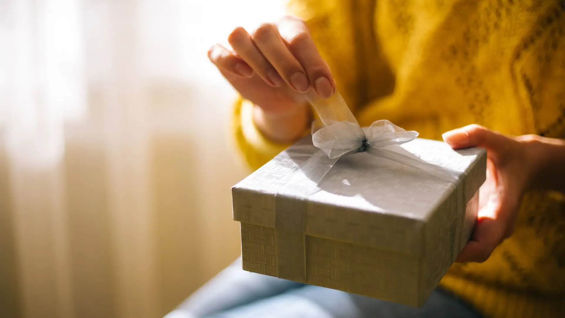 Mujer abriendo regalo representa cuenta regalo Mujer abriendo regalo representa cuenta regalo