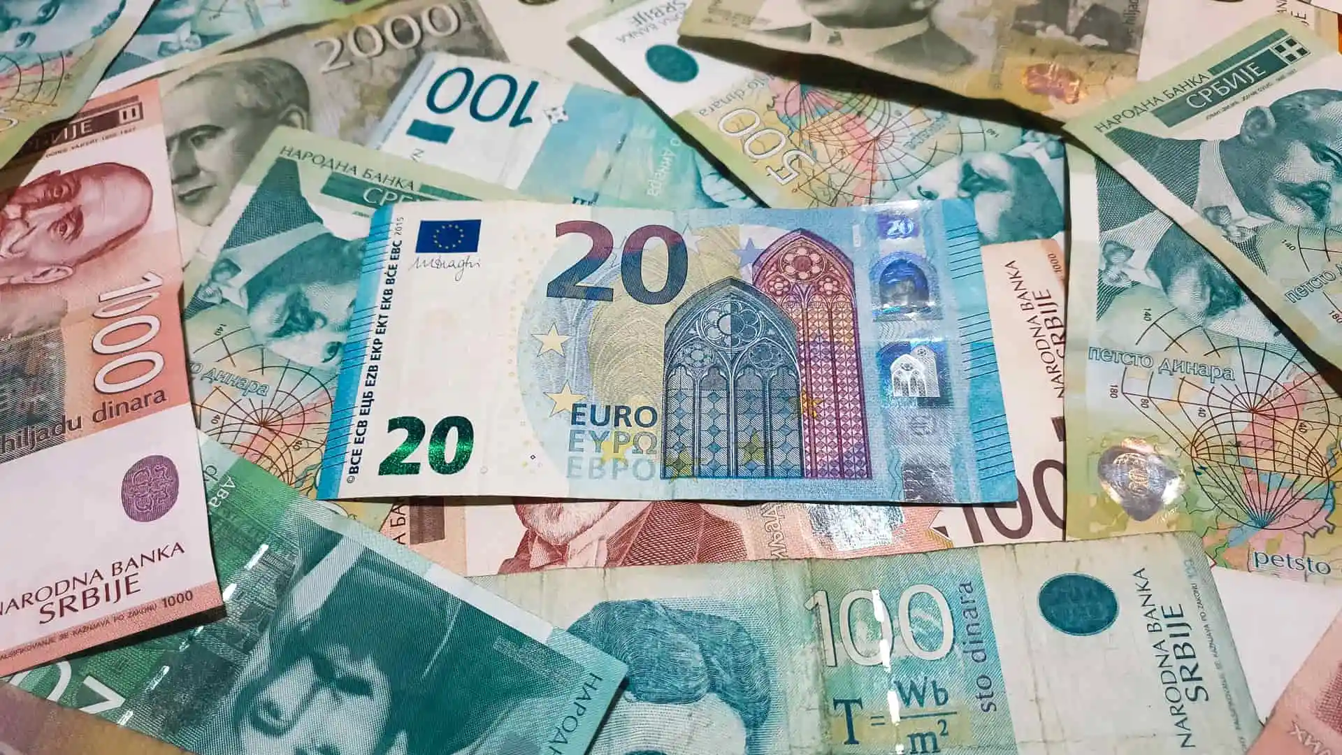 Diferentes billetes de diferentes divisas Diferentes billetes de diferentes divisas