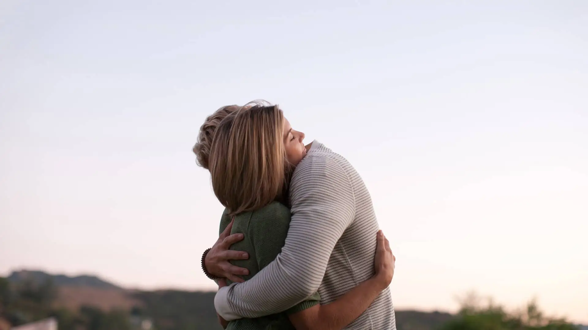 Pareja abrazándose simboliza cuentas para parejas Pareja abrazándose simboliza cuentas para parejas