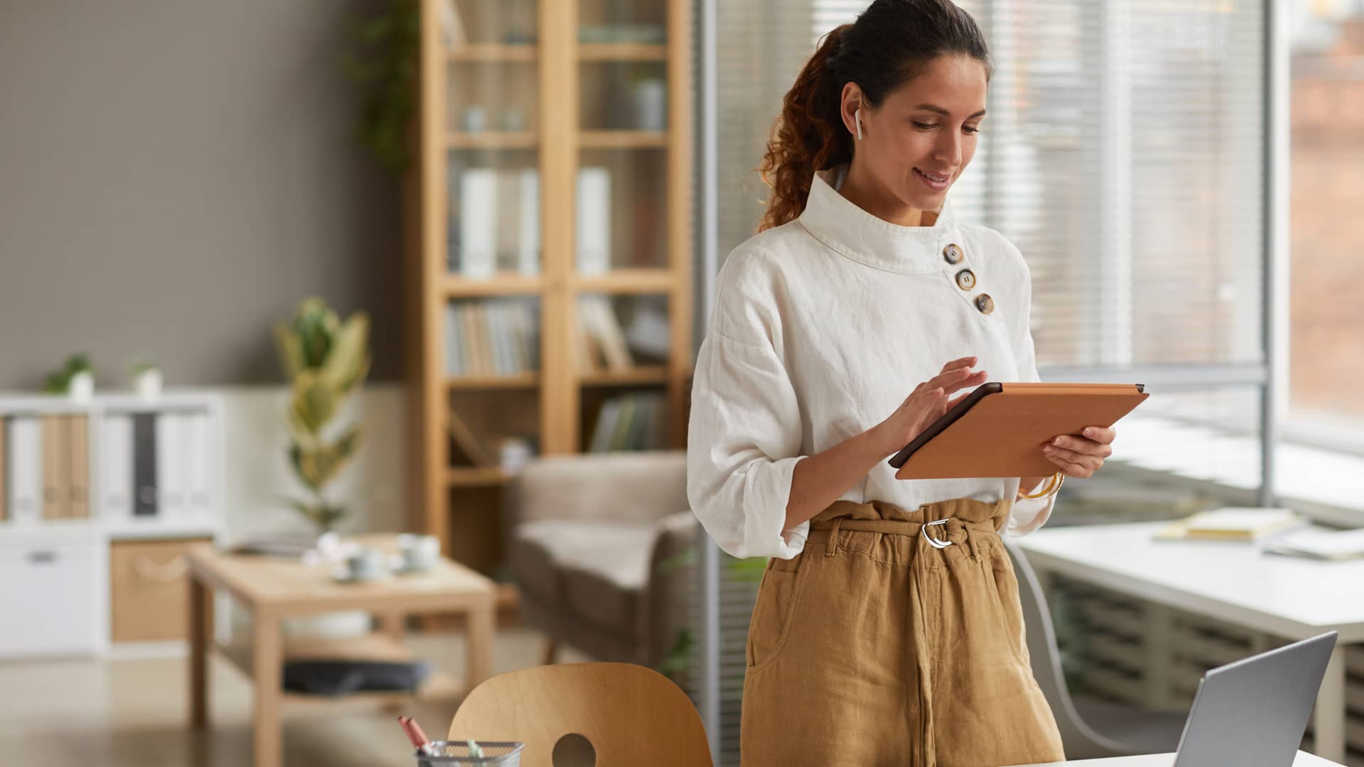 Mujer viendo los extractos bancarios en su tablet