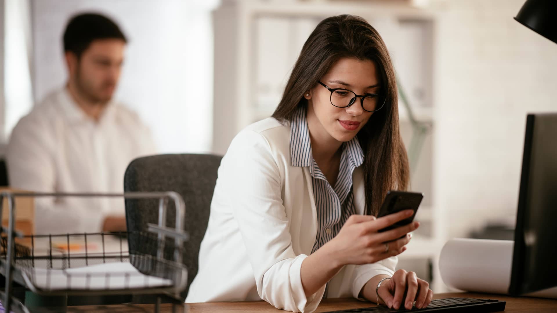 Mujer con su smartphone anulando transferencia