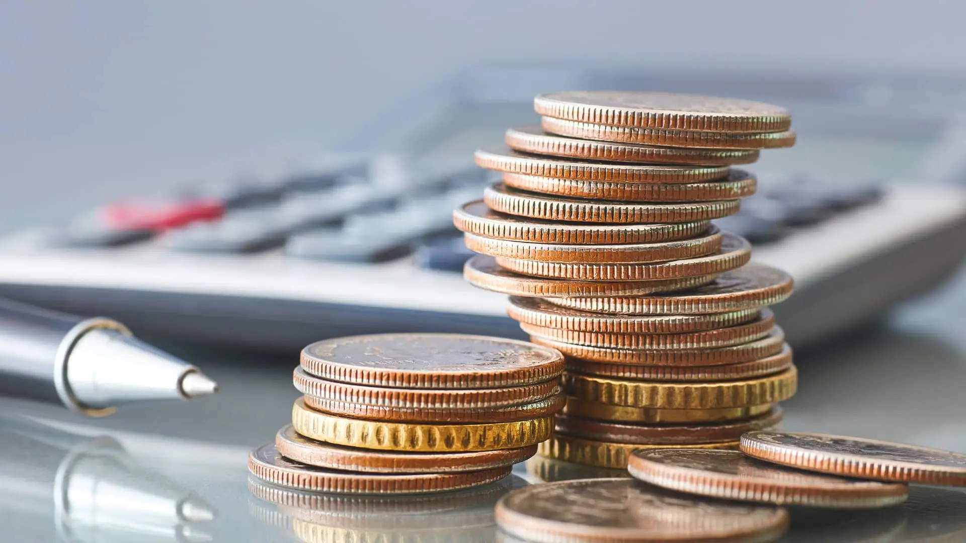 Calculadora y monedas simboliza depósitos calcular intereses