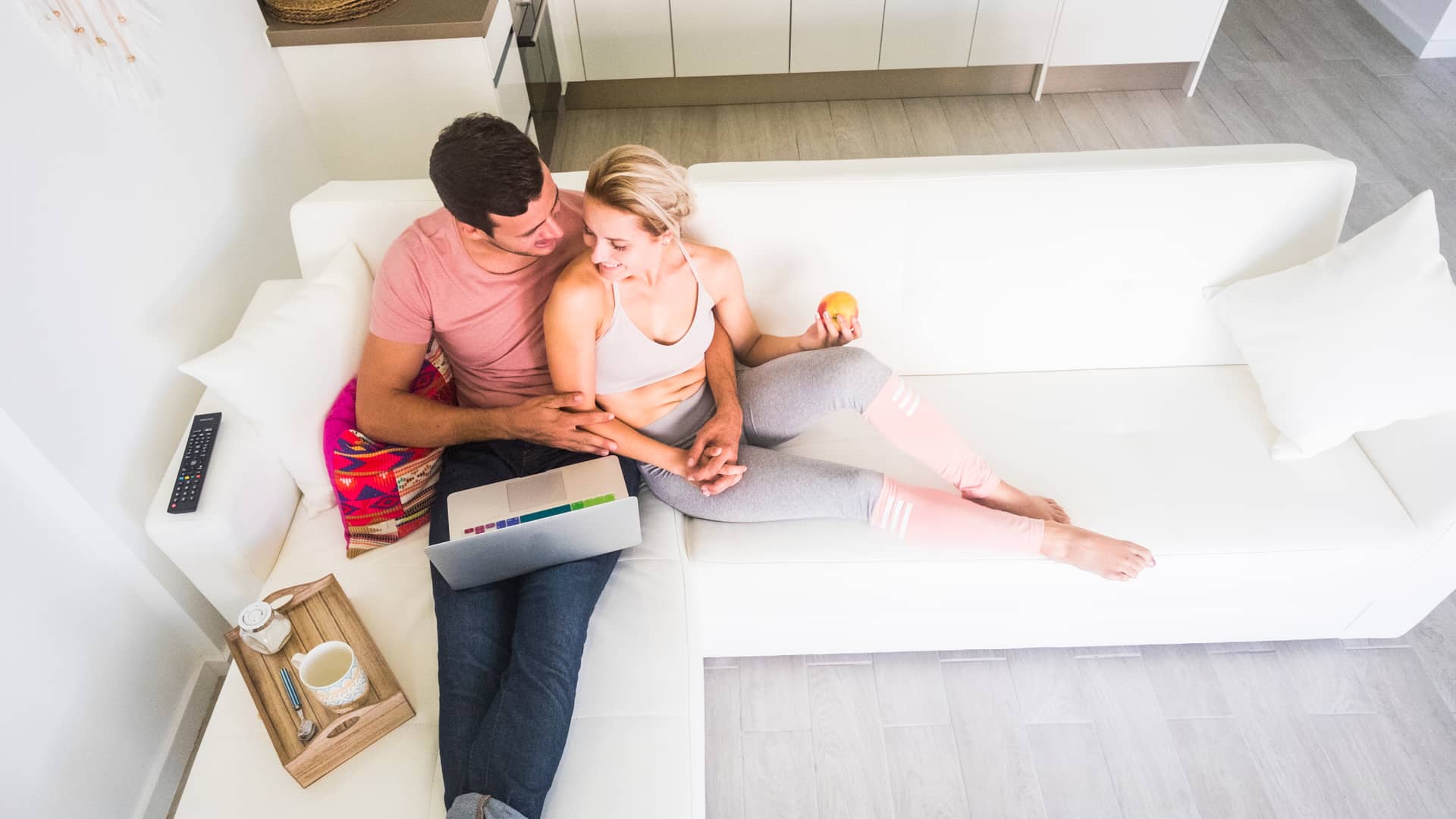 Pareja leyendo en portátil sobre la fiscalidad de sus depósitos