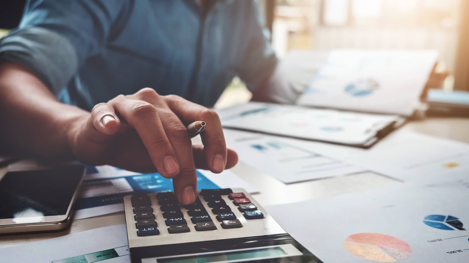 Hombre haciendo cuentas de depositos referenciados Hombre haciendo cuentas de depositos referenciados