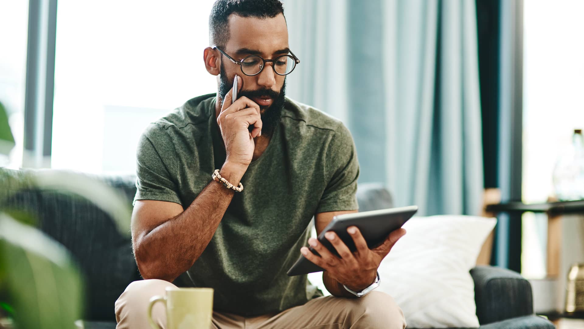 Hombre analizando sus cuentas de abanca en su tablet Hombre analizando sus cuentas de abanca en su tablet