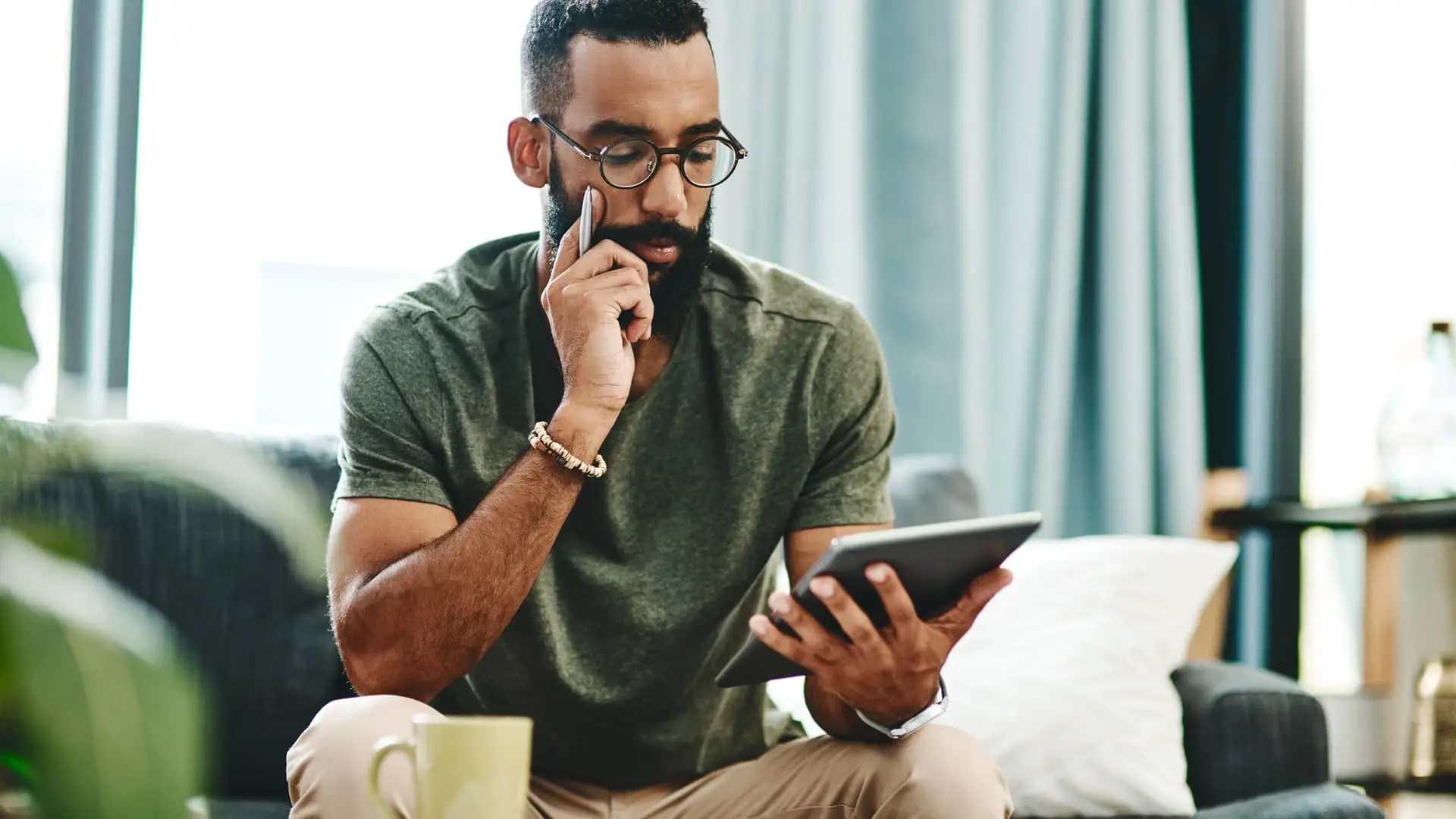 Hombre analizando sus cuentas de abanca en su tablet Hombre analizando sus cuentas de abanca en su tablet