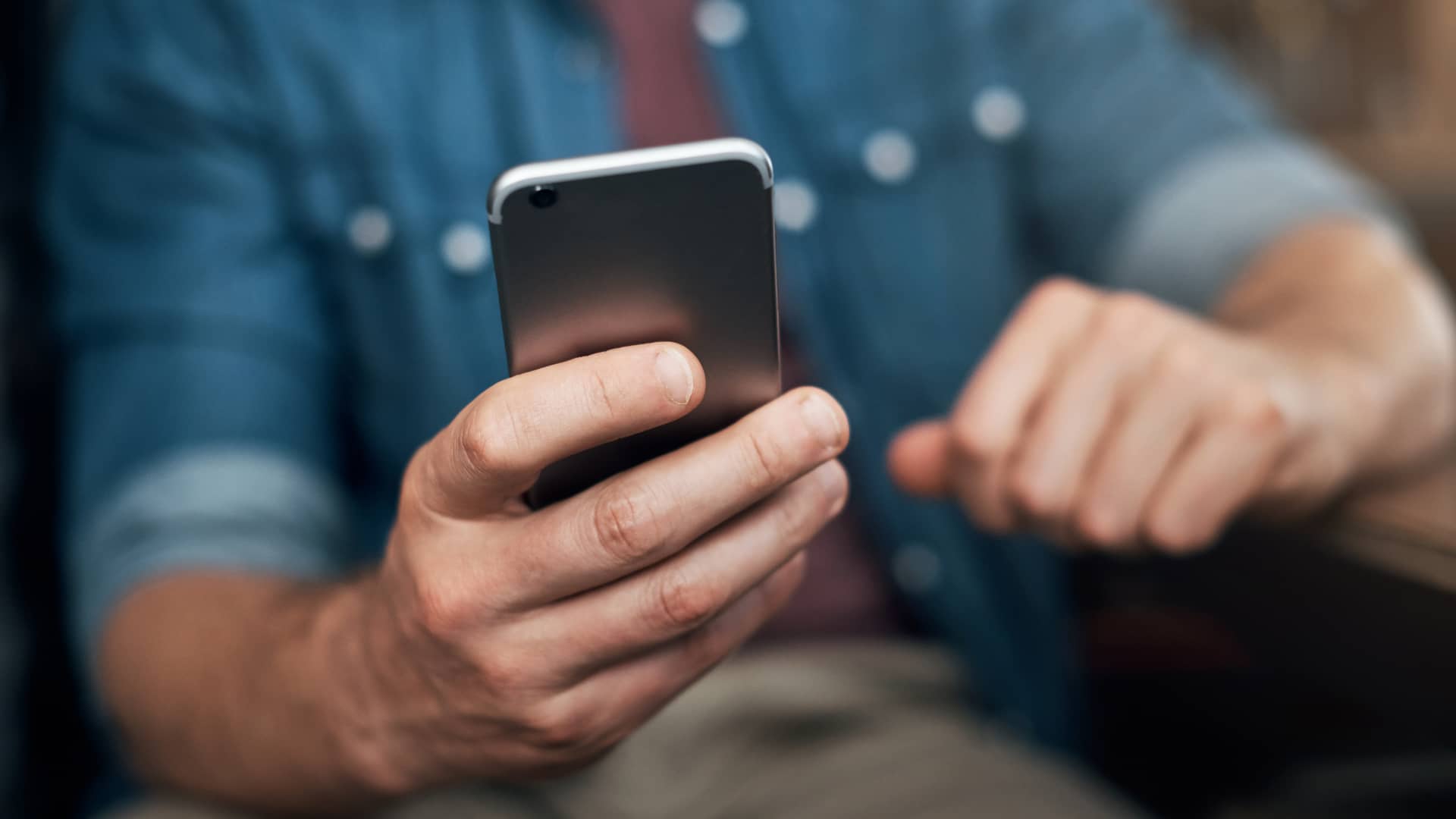 Hombre gestionando sus facturas en abanca online con su smartphone Hombre gestionando sus facturas en abanca online con su smartphone