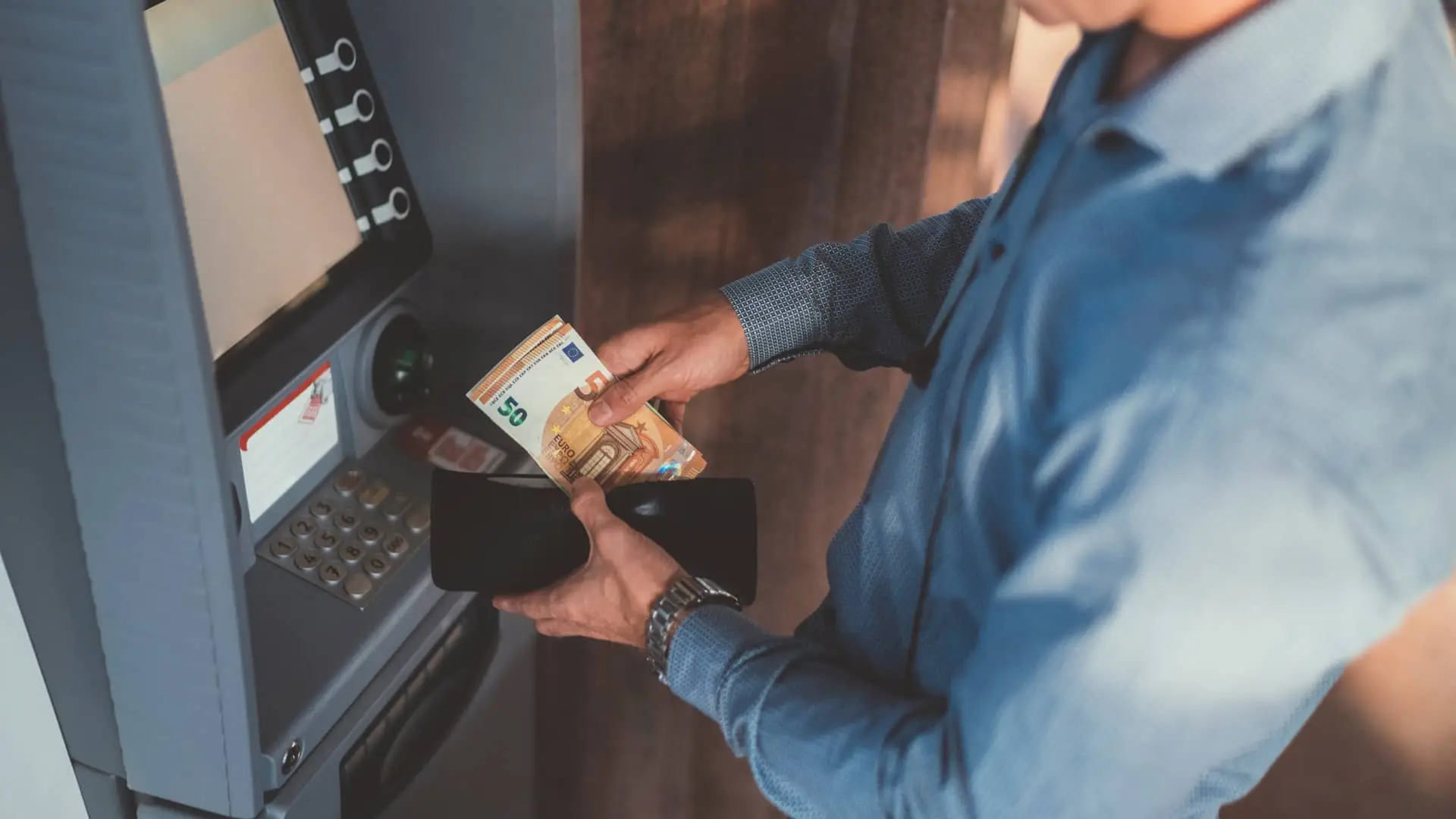 Hombre sacando dinero de cajero sín tarjeta abanca Hombre sacando dinero de cajero sín tarjeta abanca