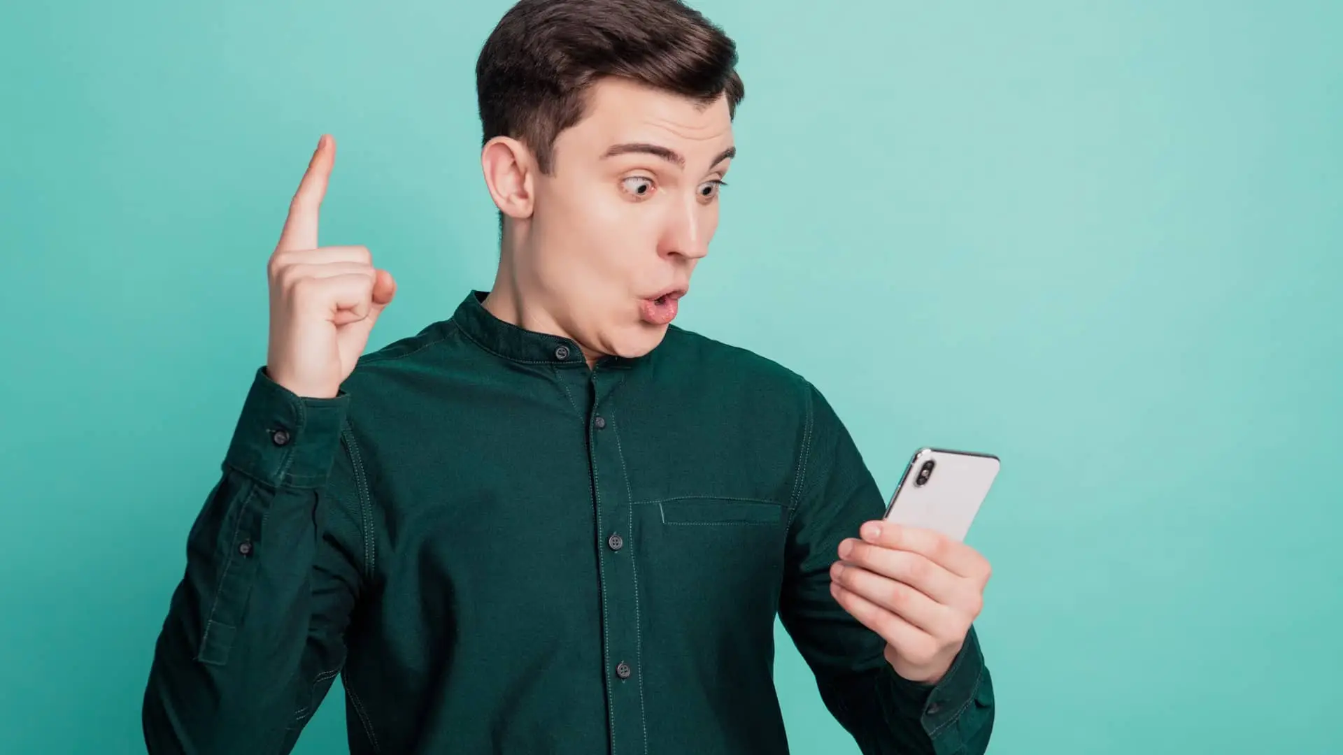 Joven viendo sus cuentas de banca march con su smartphone Joven viendo sus cuentas de banca march con su smartphone