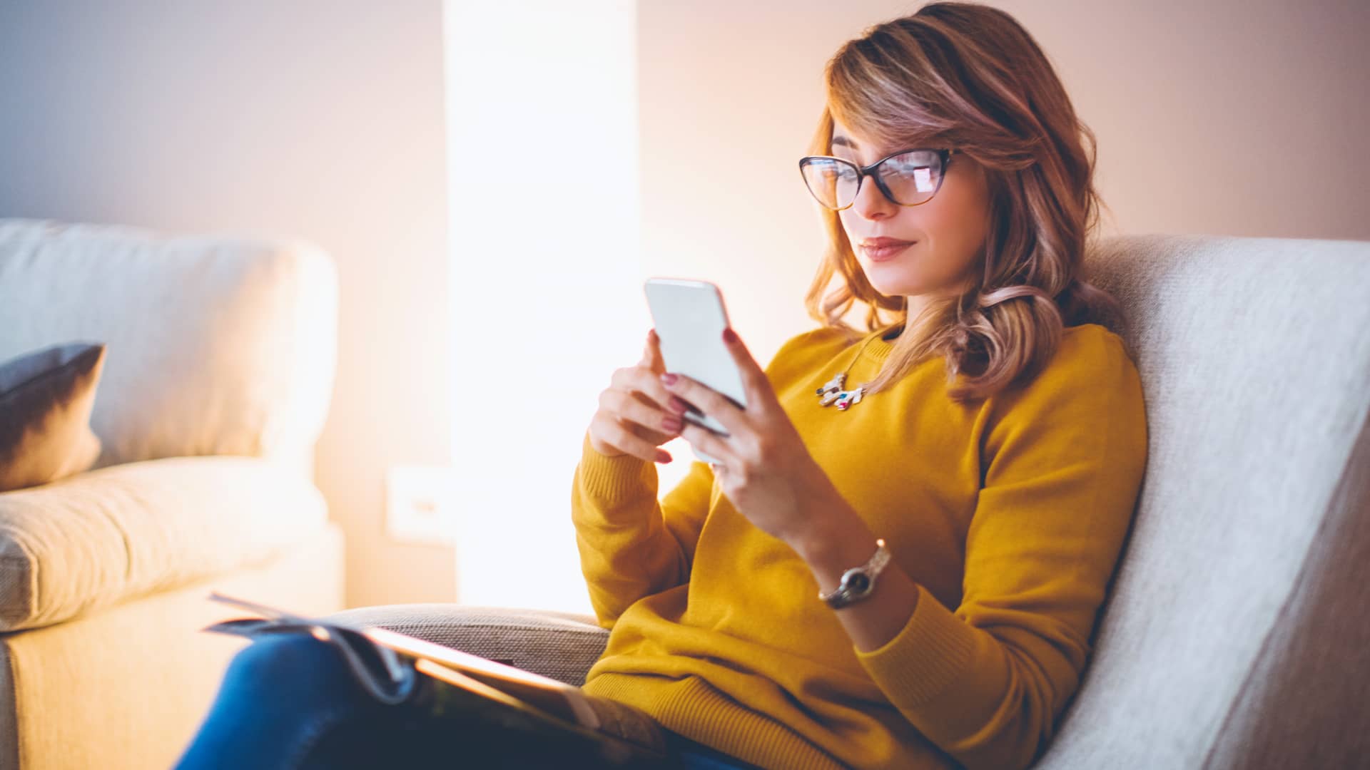 Mujer viendo cuentas de banco pichincha viendo sus cuentas