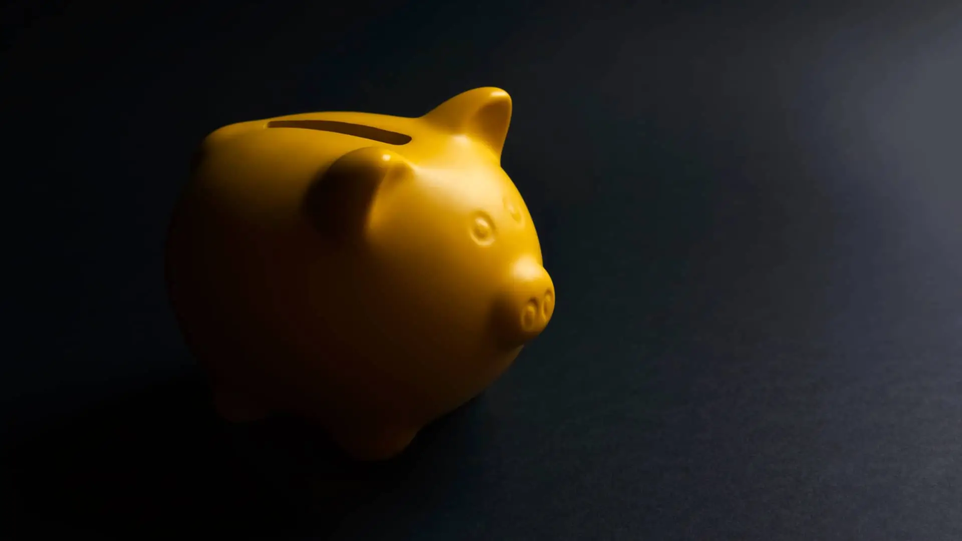 Hucha de cerdito amarillo simboliza depósitos de banco pichincha Hucha de cerdito amarillo simboliza depósitos de banco pichincha