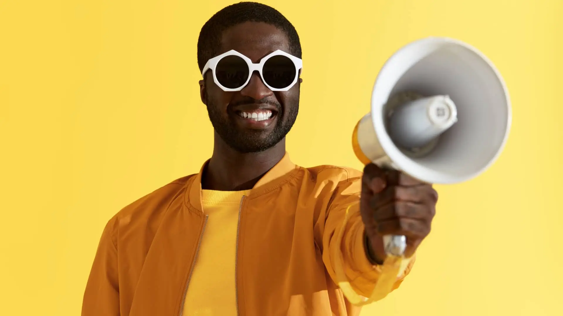 Hombre con megáfono dando su opinión sobre banco pichincha