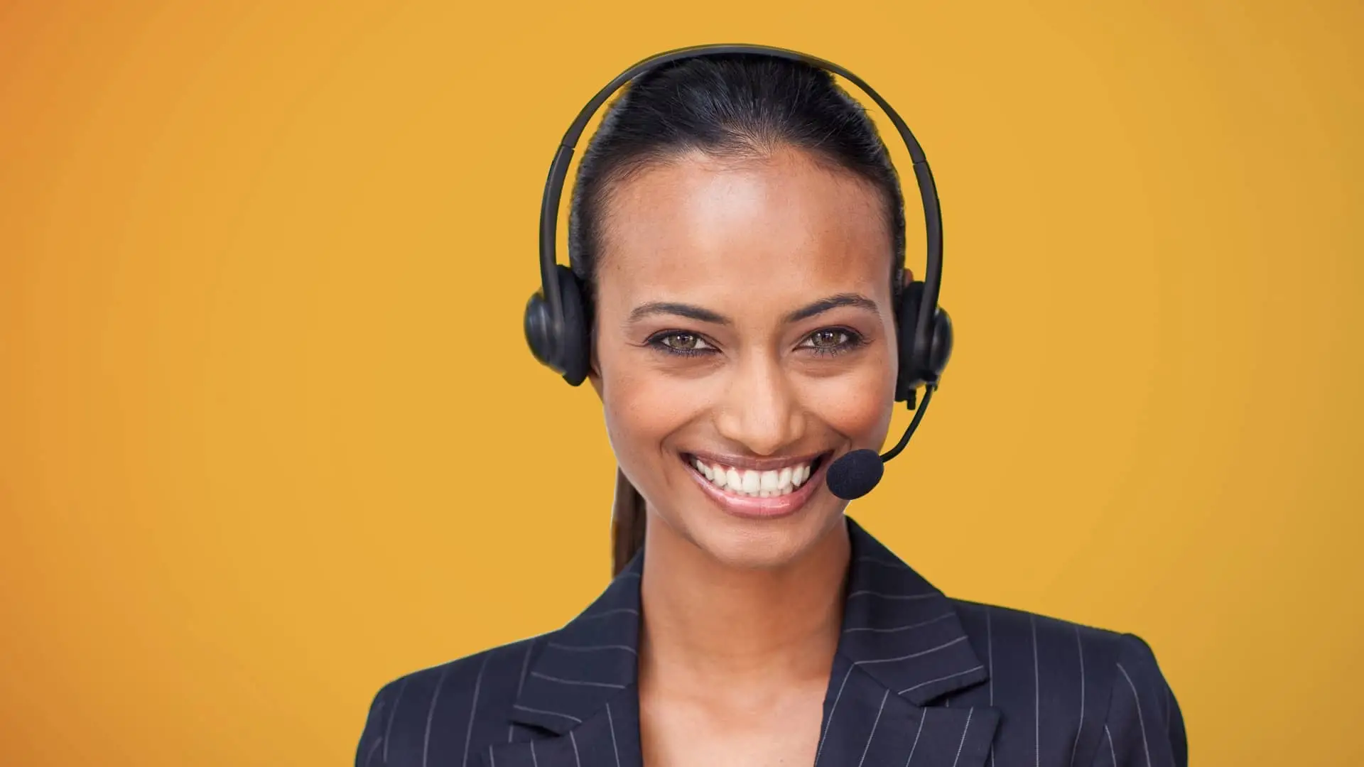 Teleoperadora de atención al cliente de bankinter recibiendo una llamada Teleoperadora de atención al cliente de bankinter recibiendo una llamada