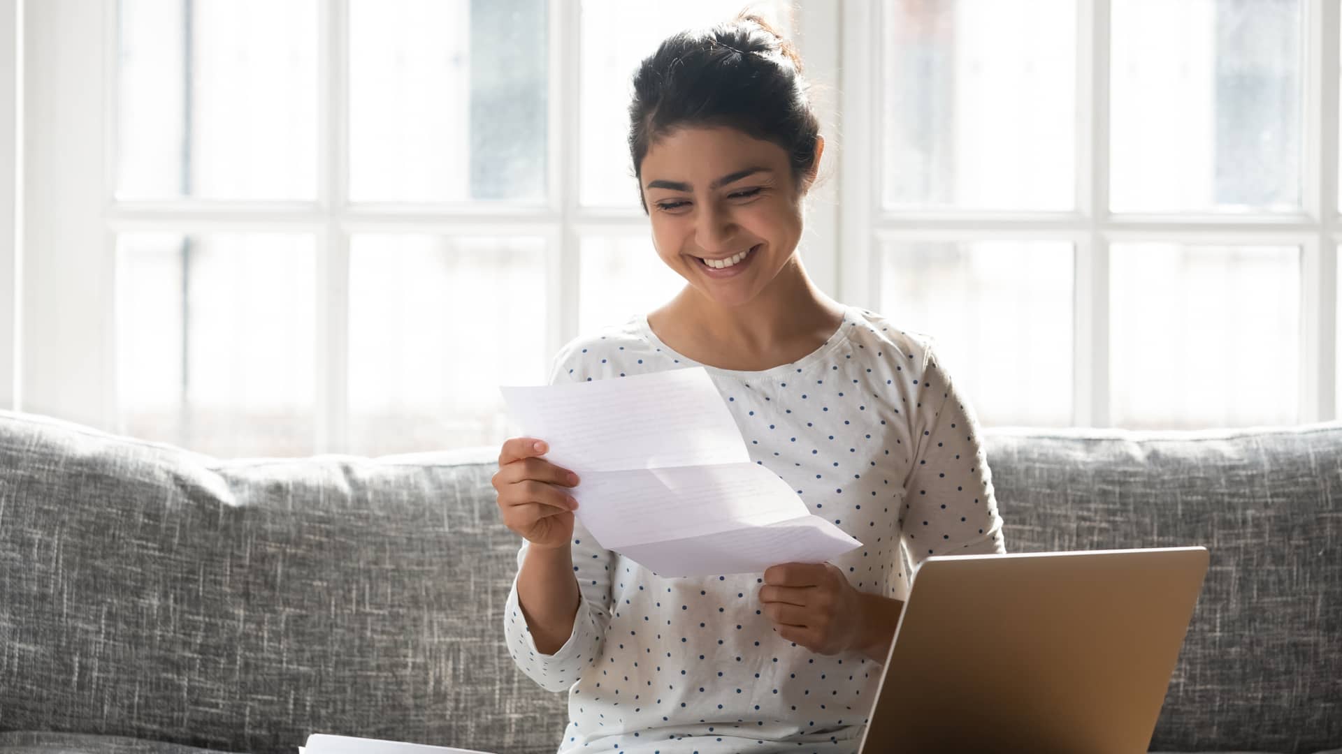 Mujer leyendo carta de domiciliación nómina de bankinter