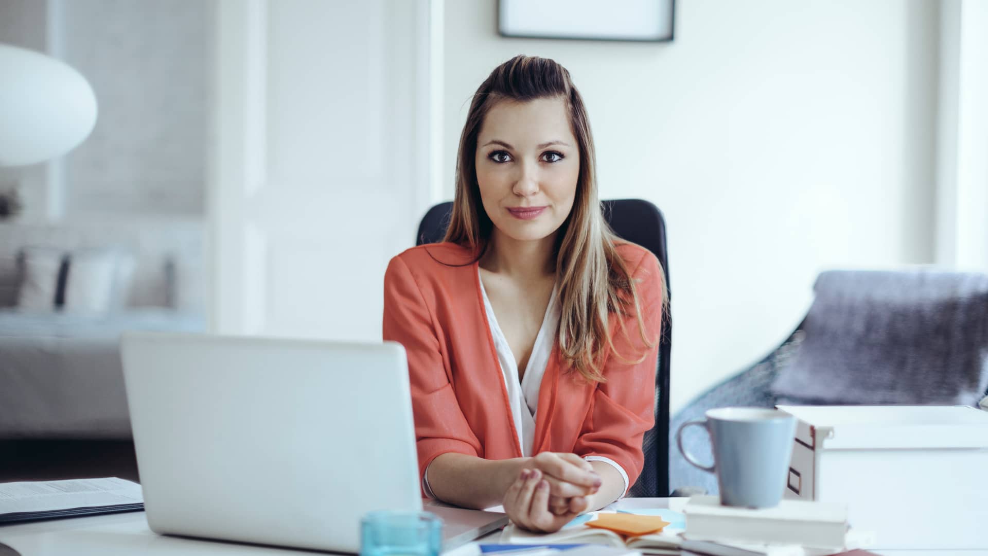 Mujer que estaba viendo en su laptop sus cuentas bankinter online Mujer que estaba viendo en su laptop sus cuentas bankinter online
