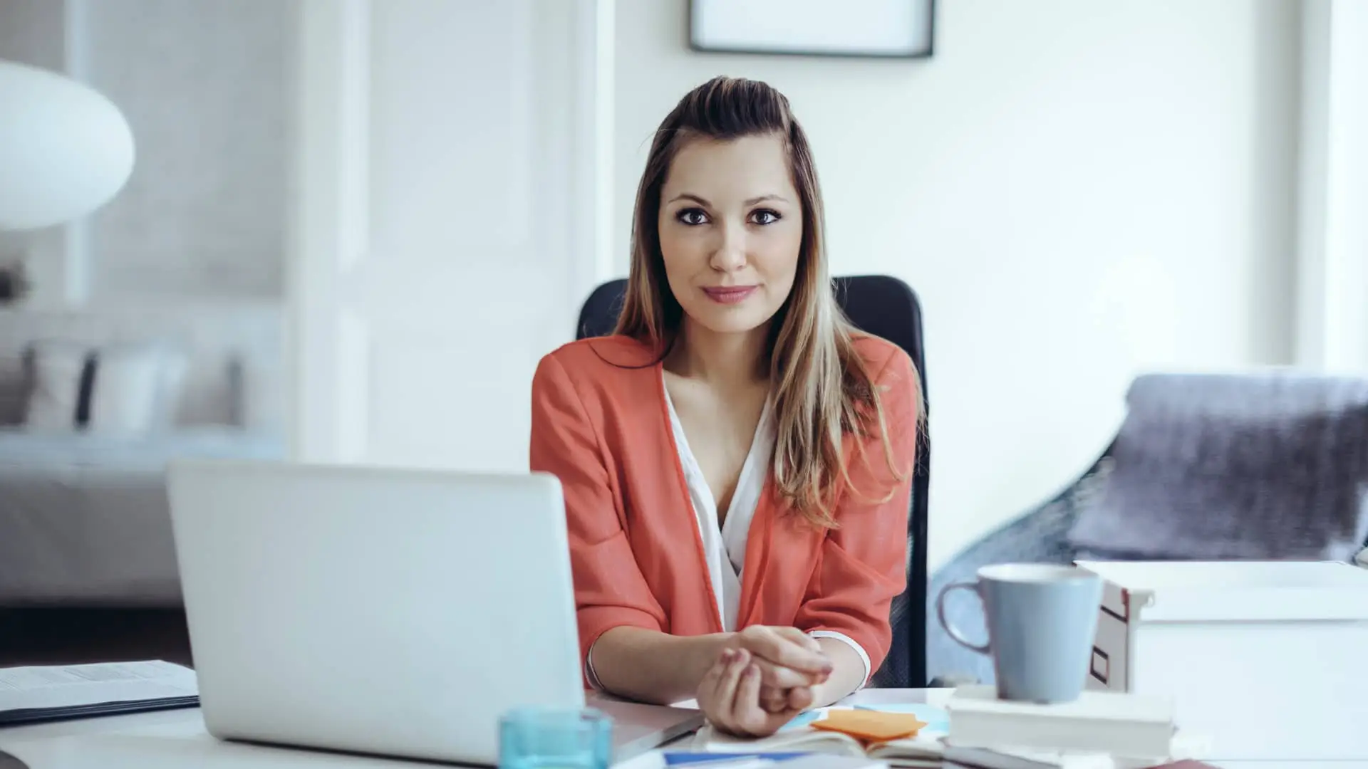 Mujer que estaba viendo en su laptop sus cuentas bankinter online Mujer que estaba viendo en su laptop sus cuentas bankinter online